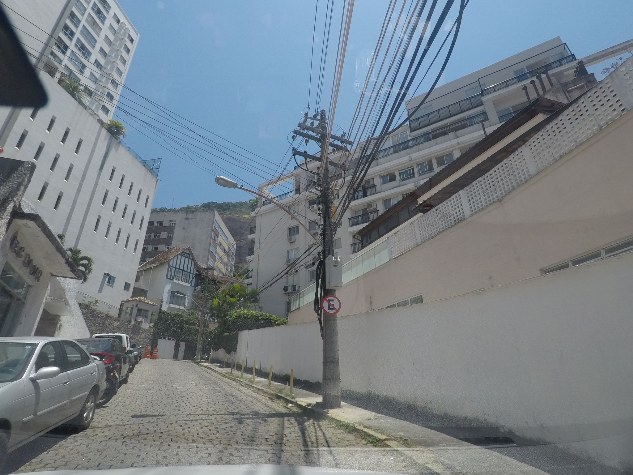 Street-level view near Edifício Lausanne, Copacabana