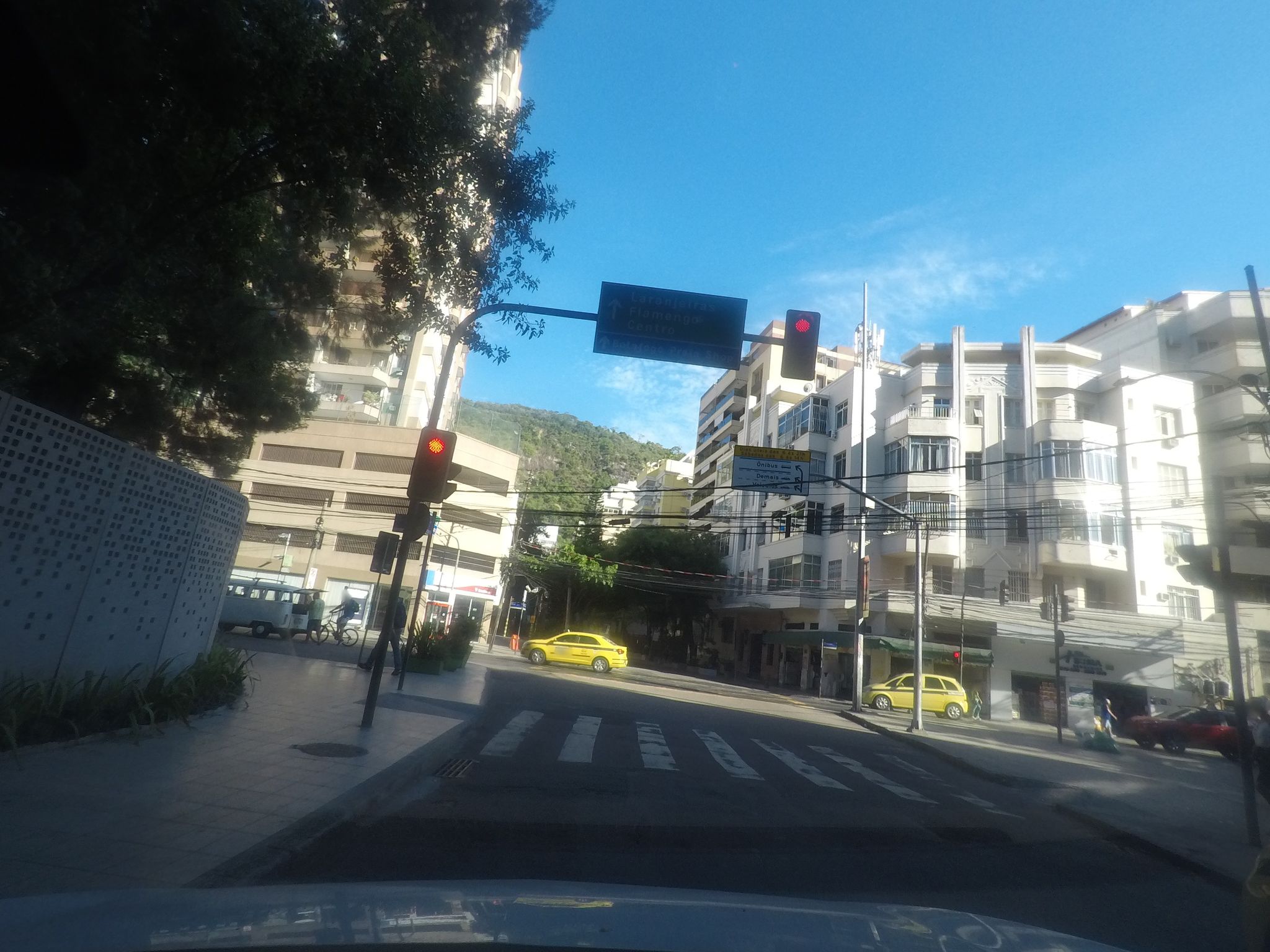Street-level view near Edifício Léa, Botafogo