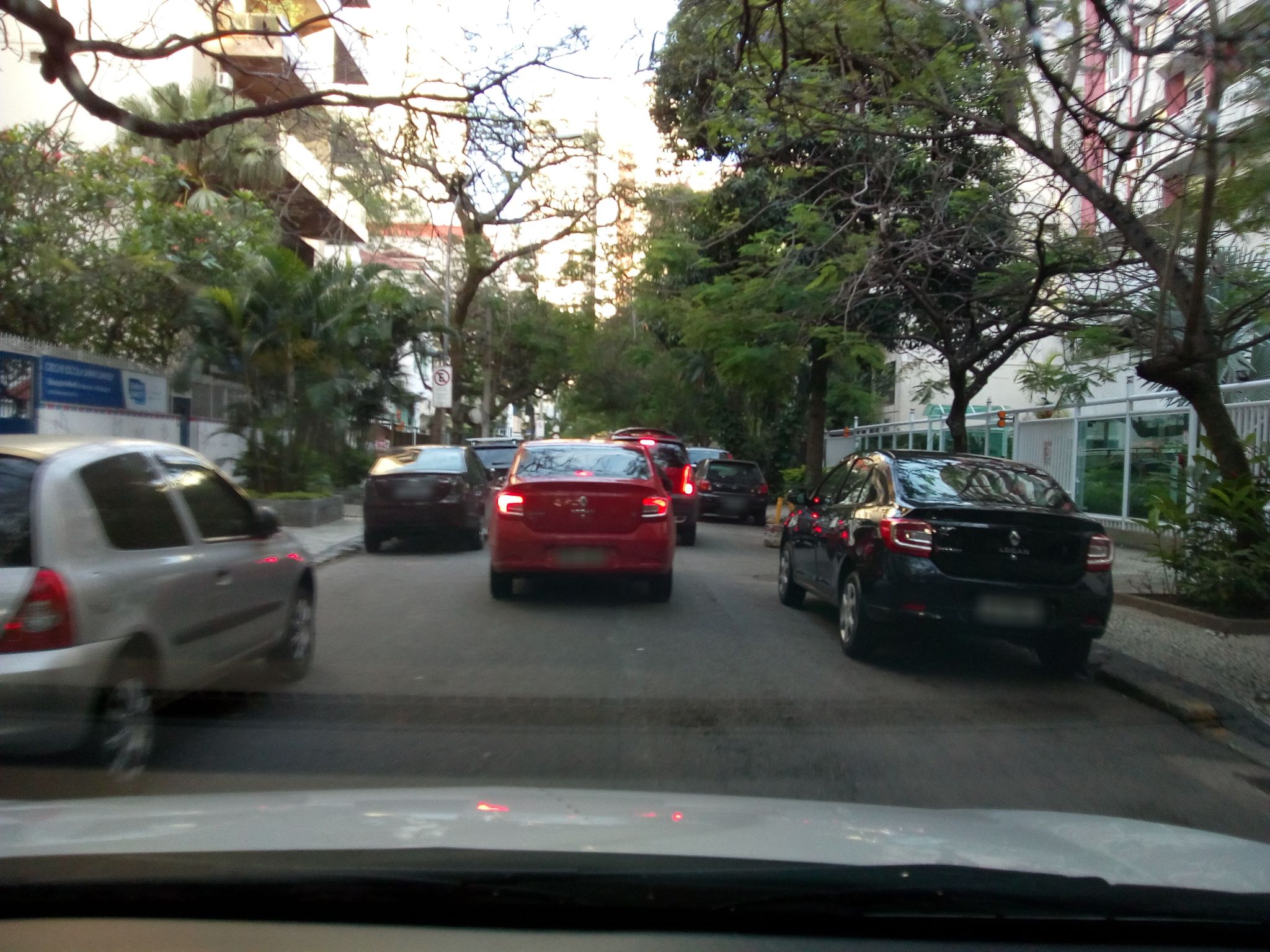 Street-level view near Edifício Leanna, Lagoa