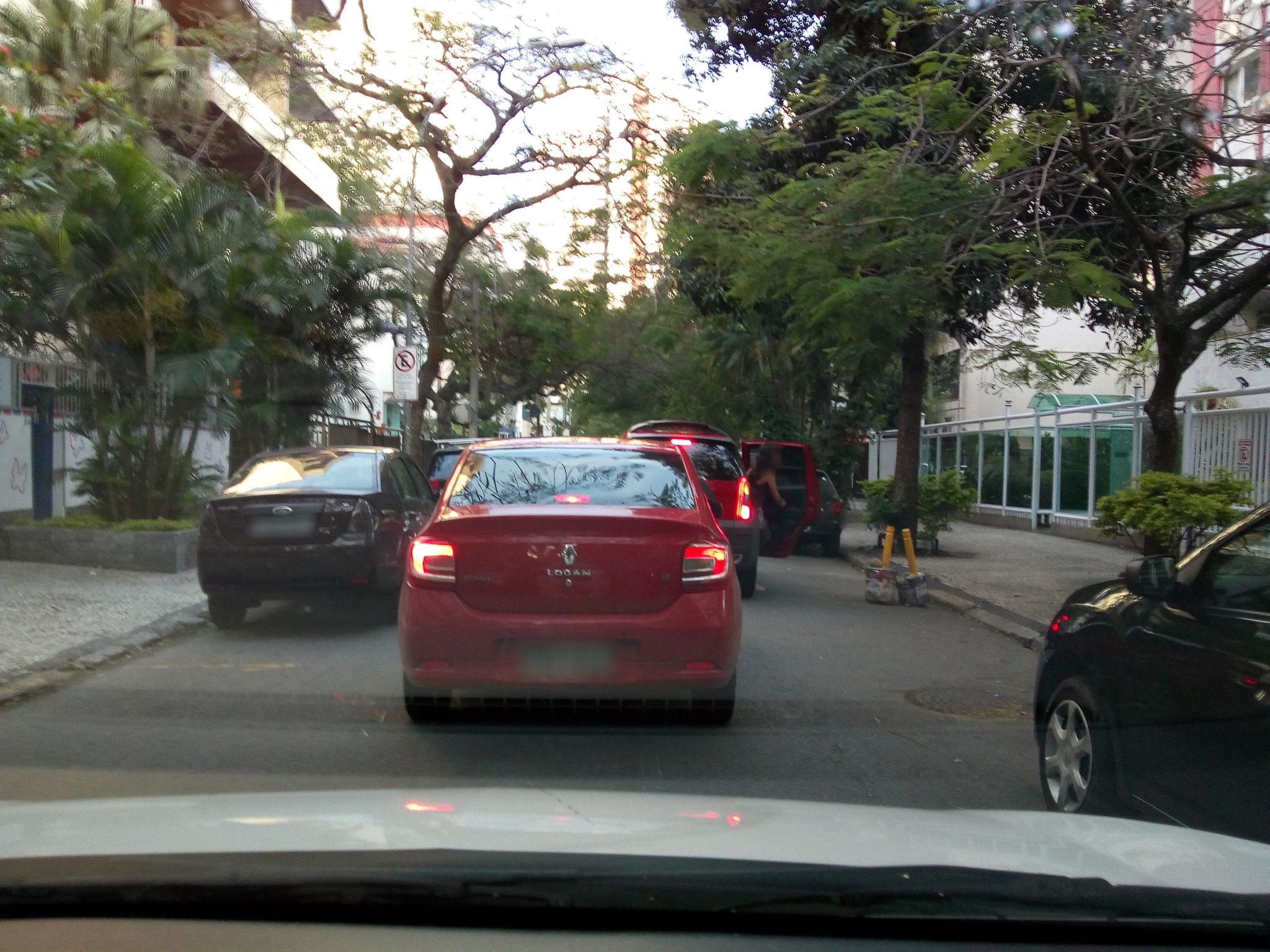 Street-level view near Edifício Leanna, Ipanema