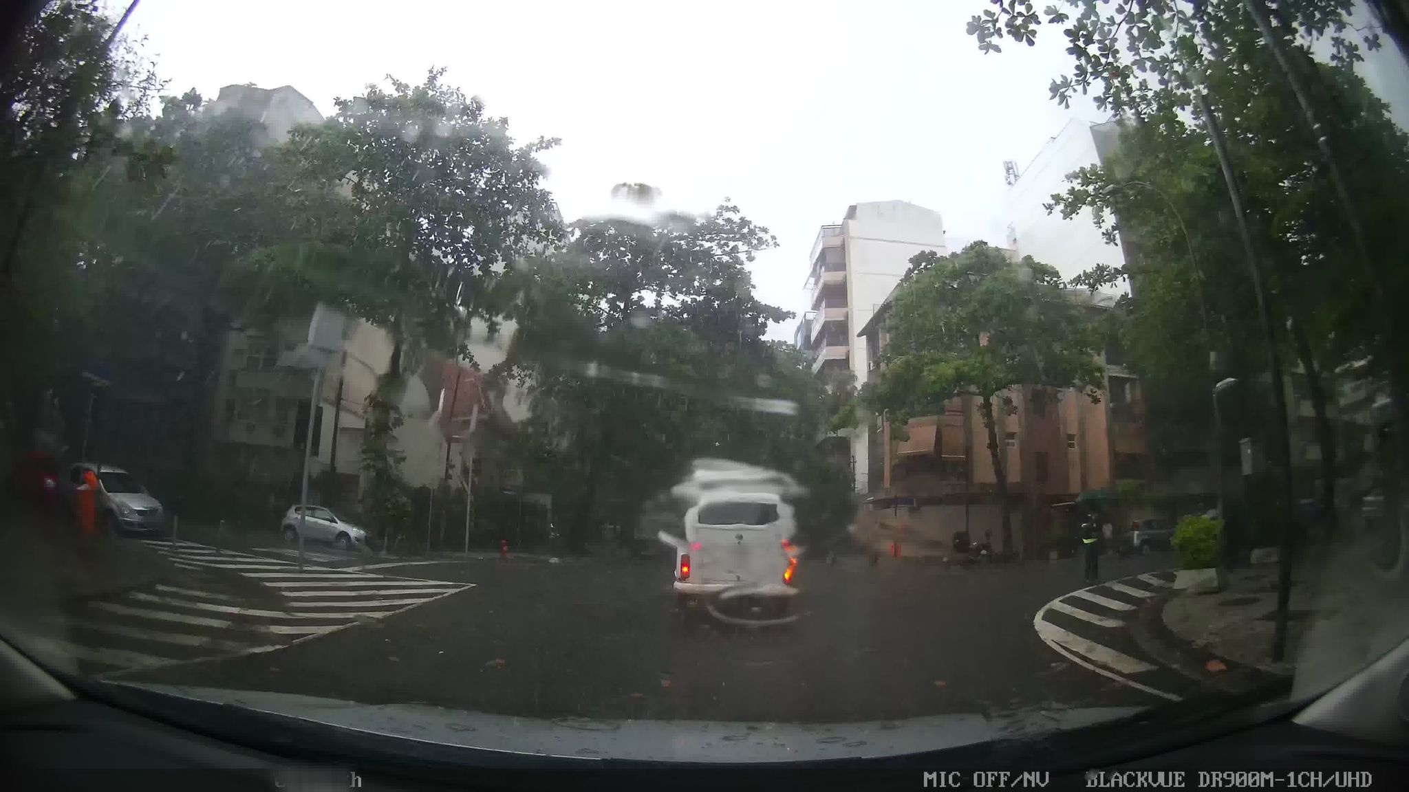 Street-level view near Edifício Leão I, Ipanema