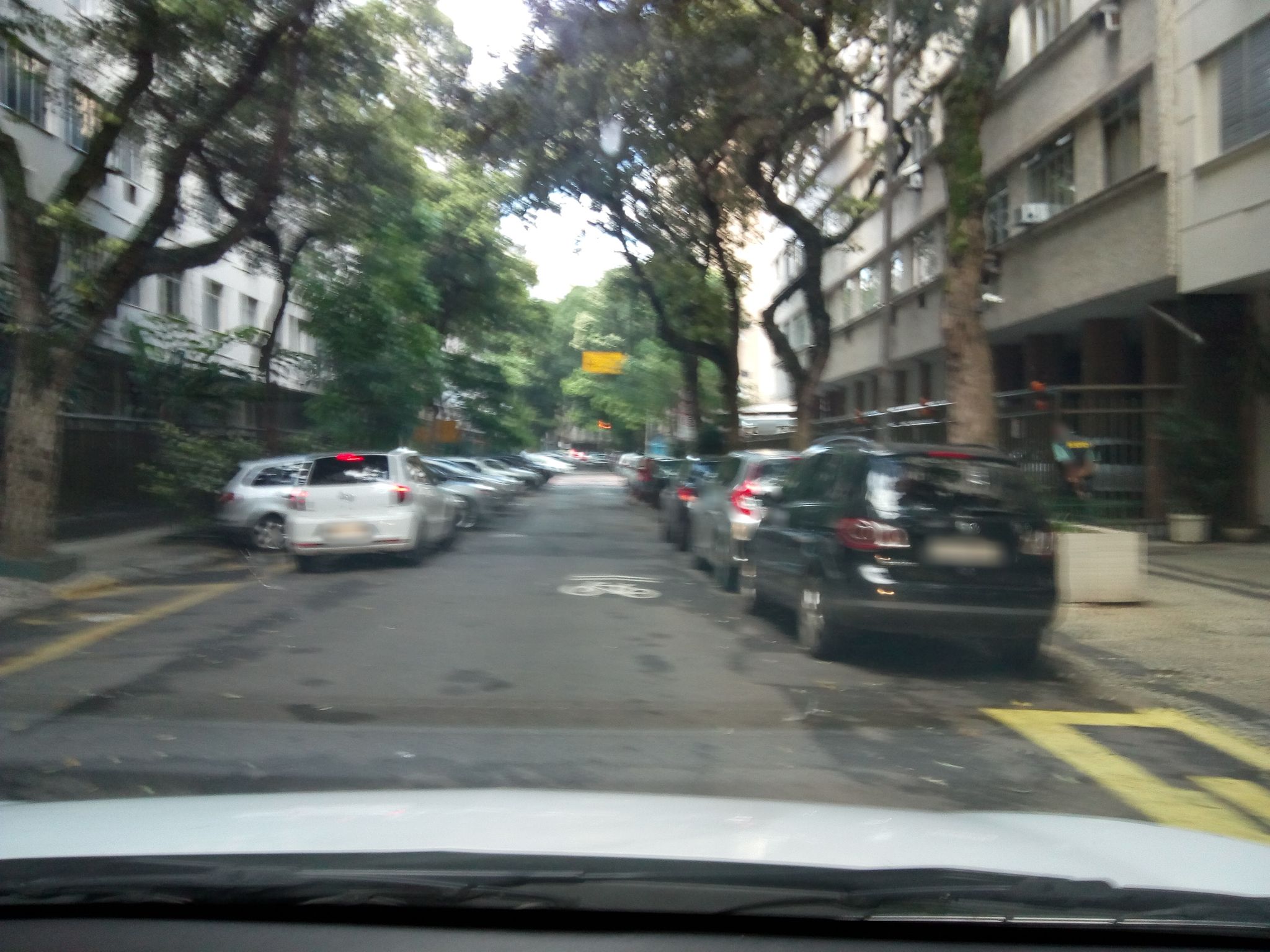Street-level view near Edifício Leão Vilela, Copacabana