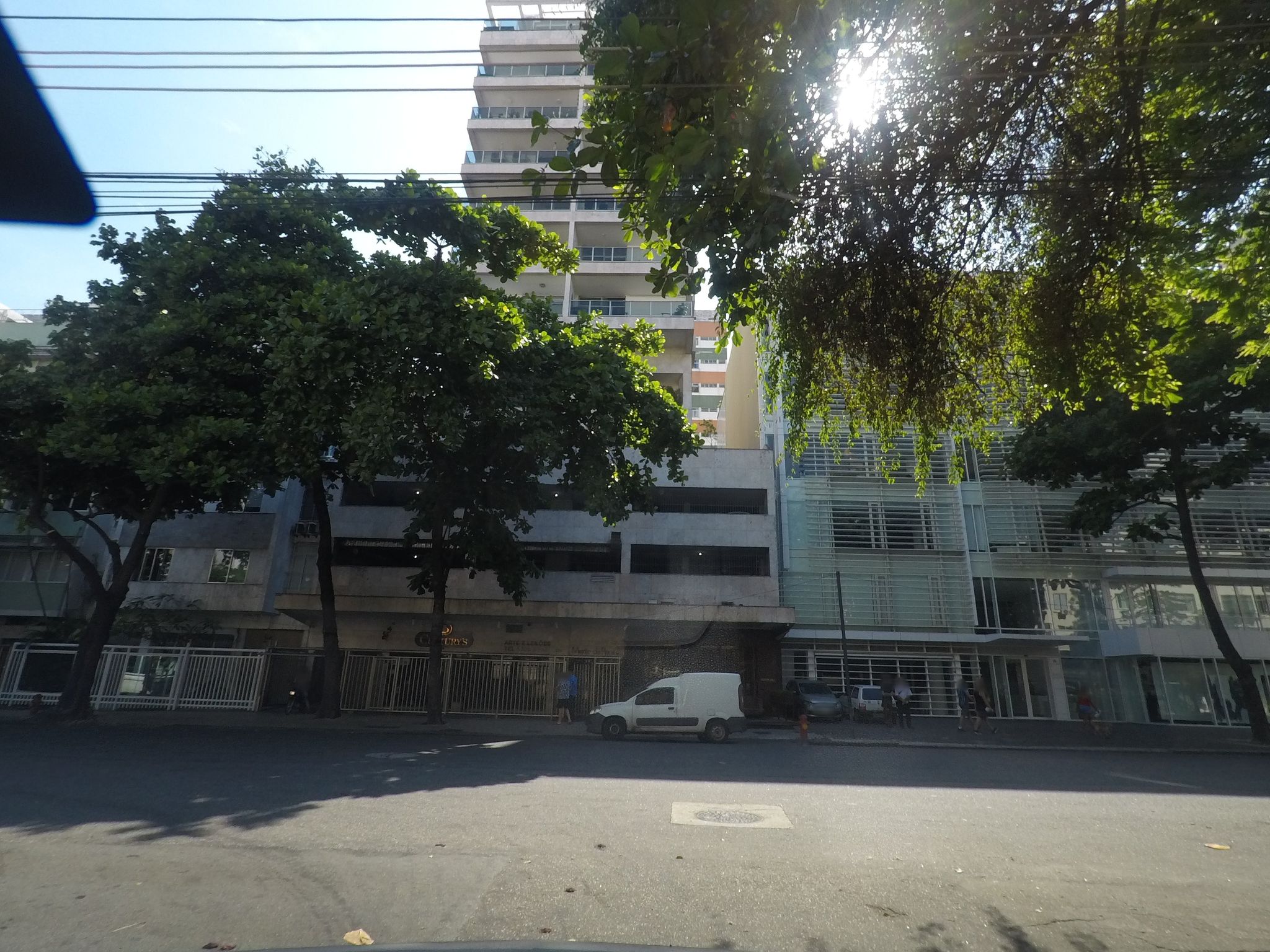 Street-level view near Edifício Leblon, Gávea