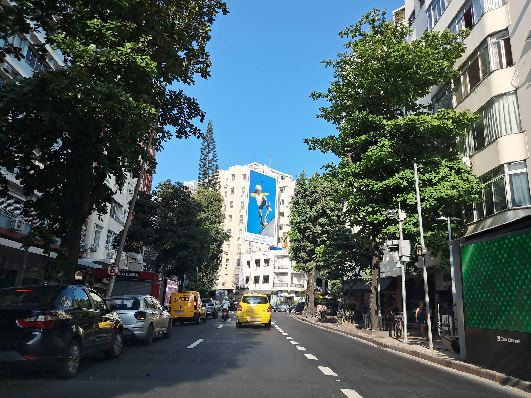 Street-level view near Edifício Lee, Ipanema