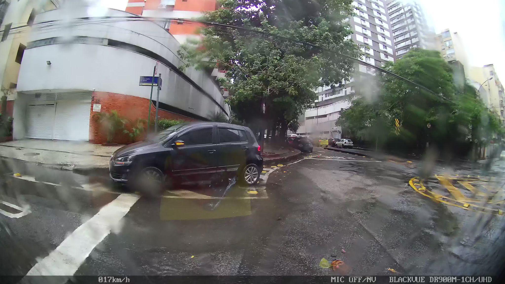 Street-level view near Edifício Leibnitz, Botafogo