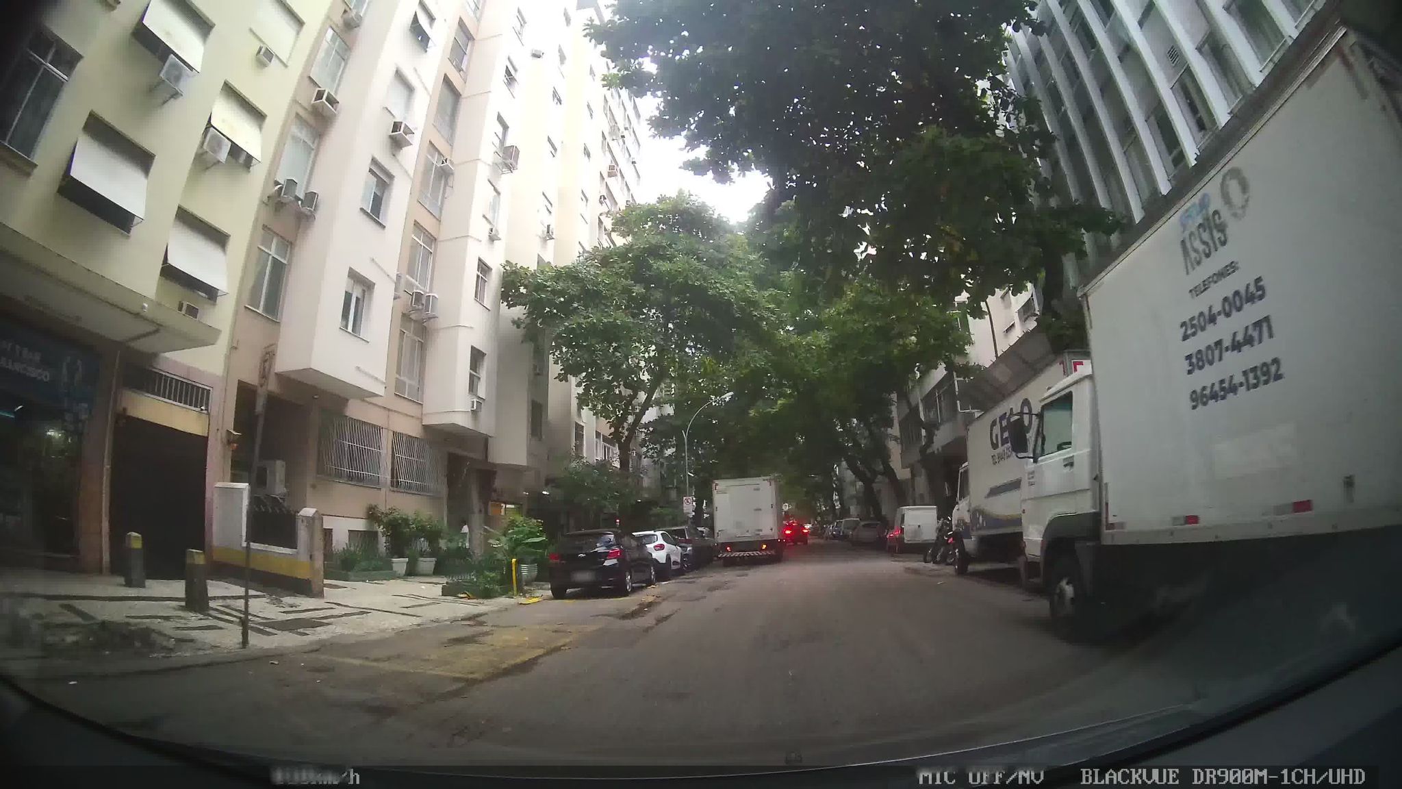 Street-level view near Edifício Leme Rio, Leme