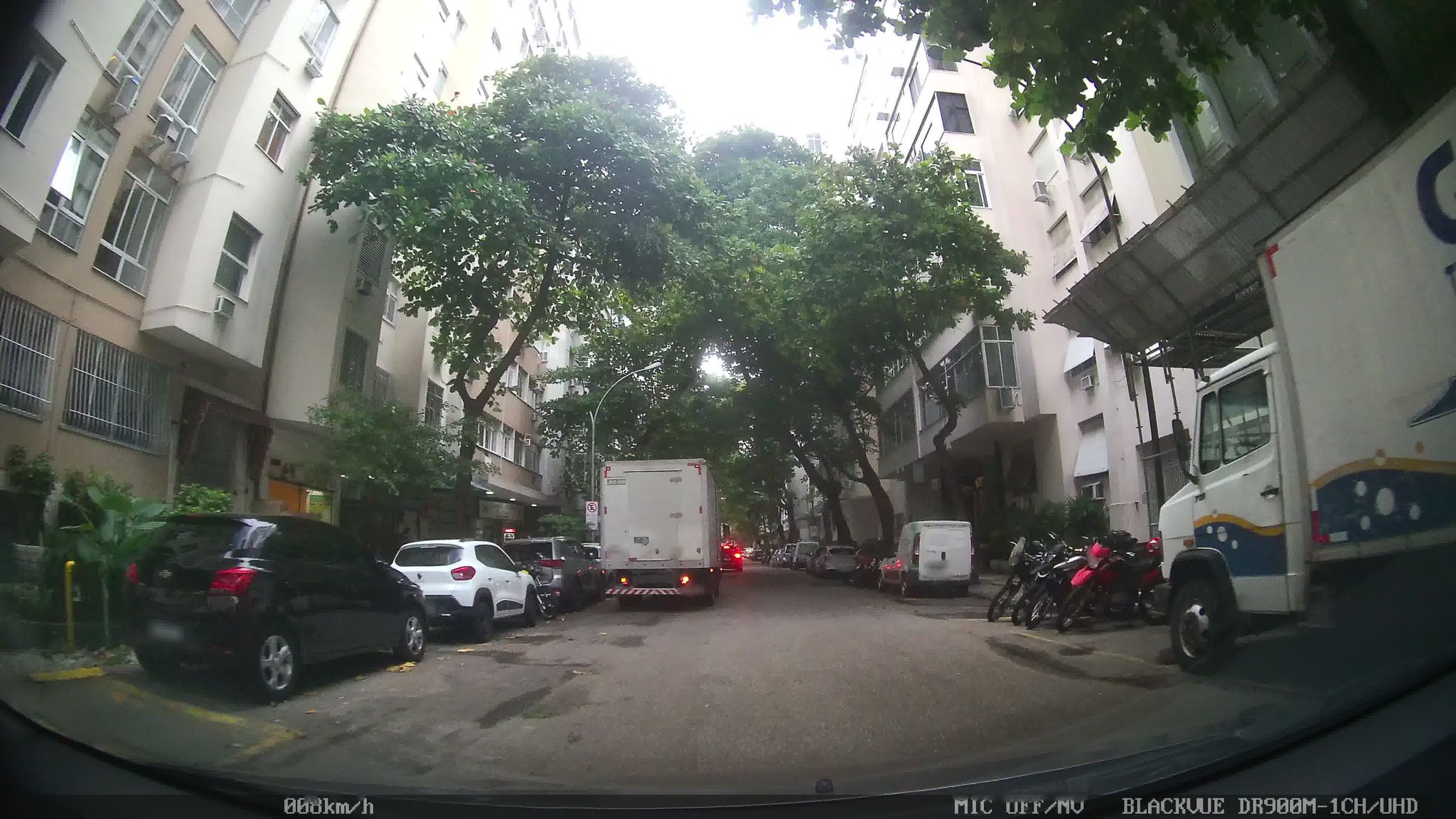 Street-level view near Edifício Leme Rio, Copacabana