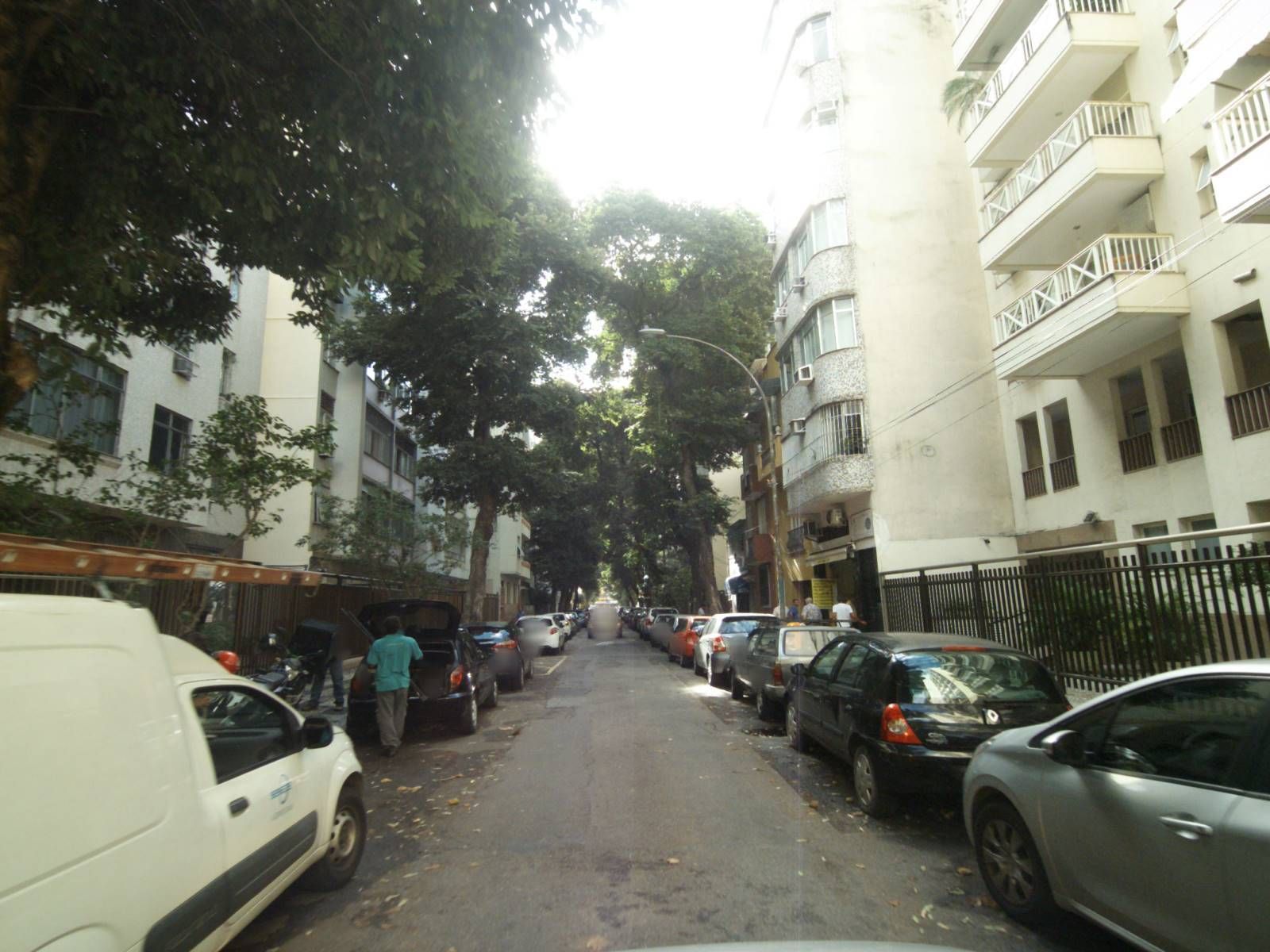 Street-level view near Edifício Leo, Catete