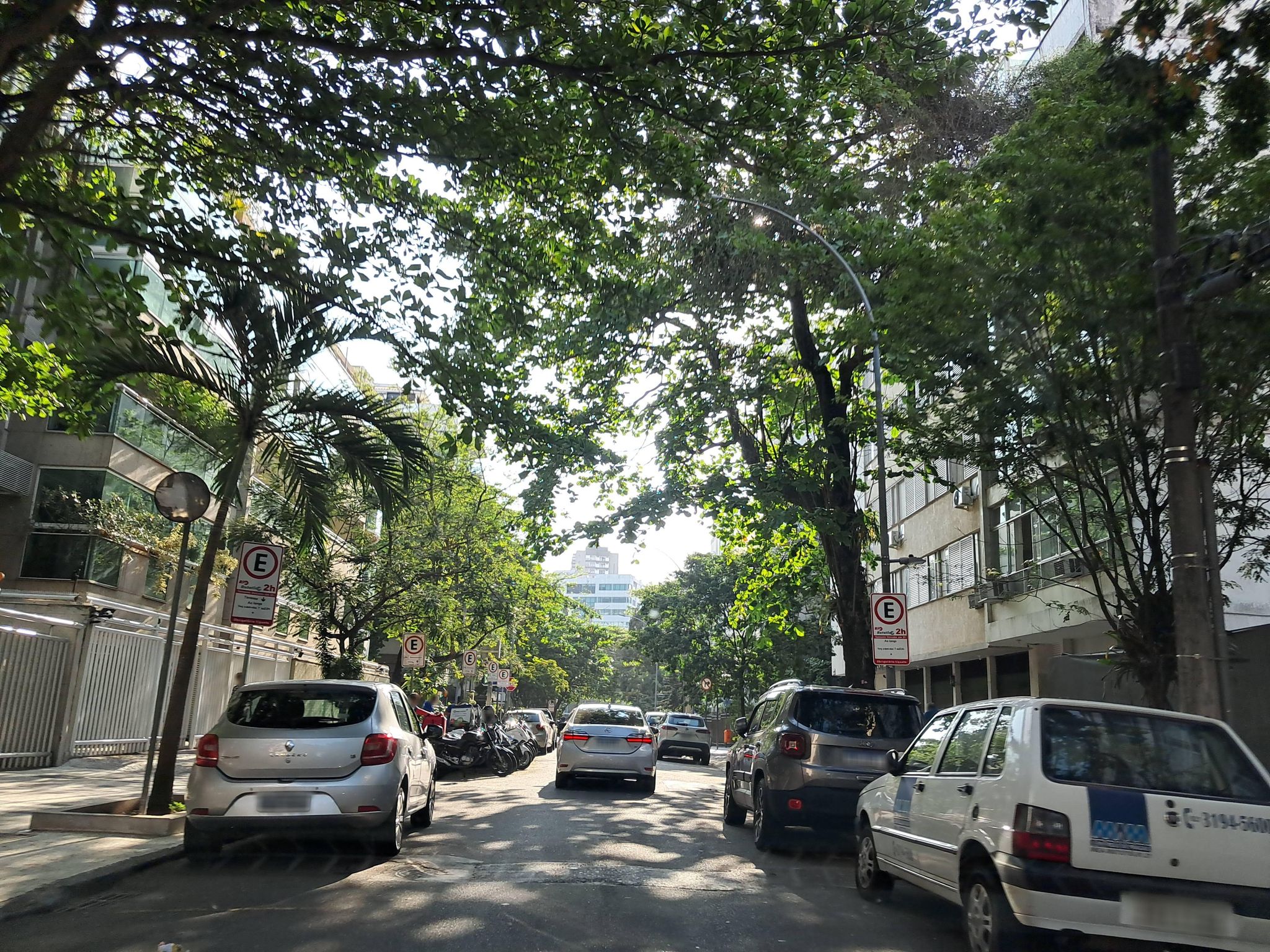 Street-level view near Edifício Leonardo da Vinci, Ipanema