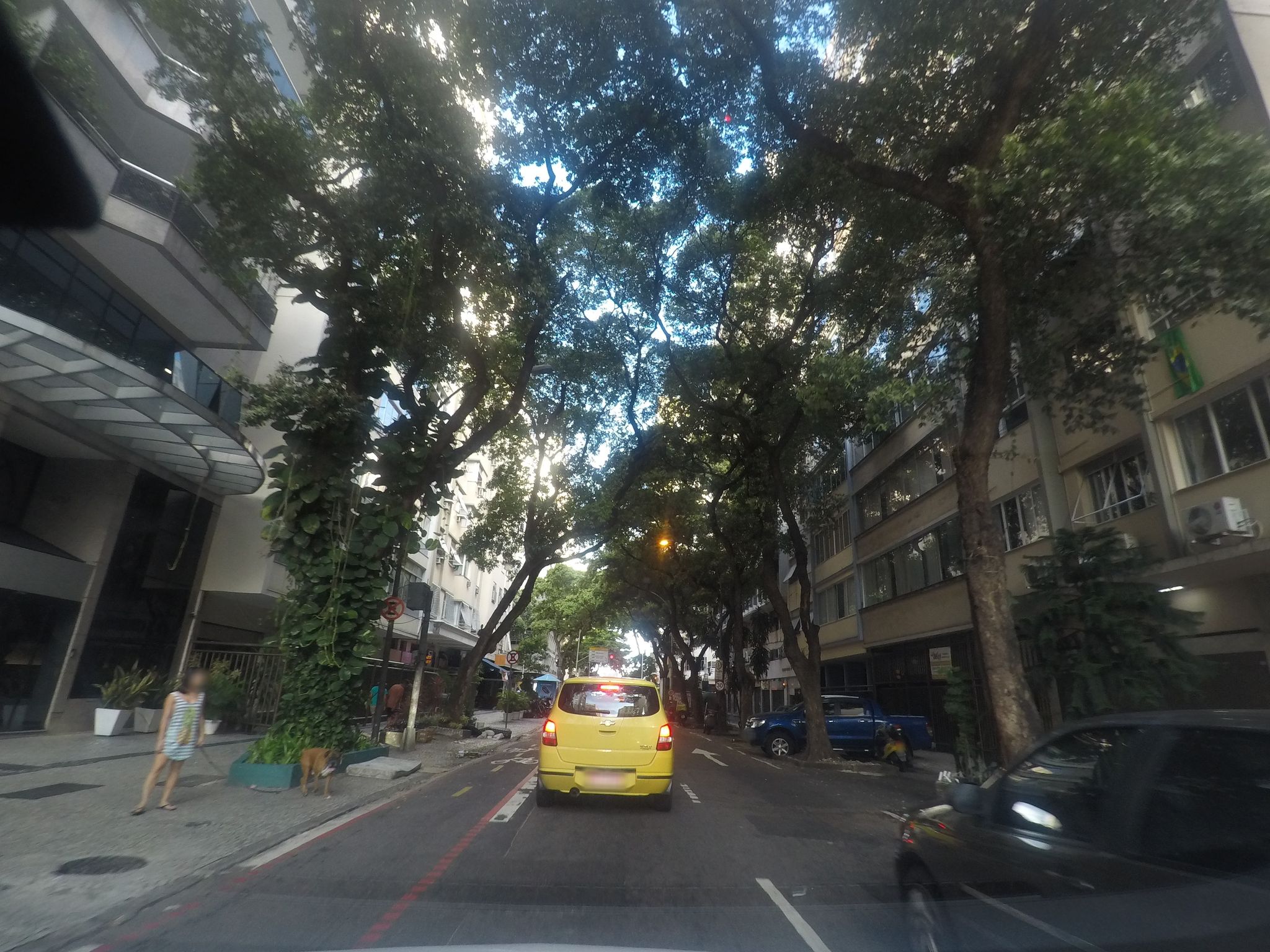 Street-level view near Edifício Leopoldo Miguez, Copacabana