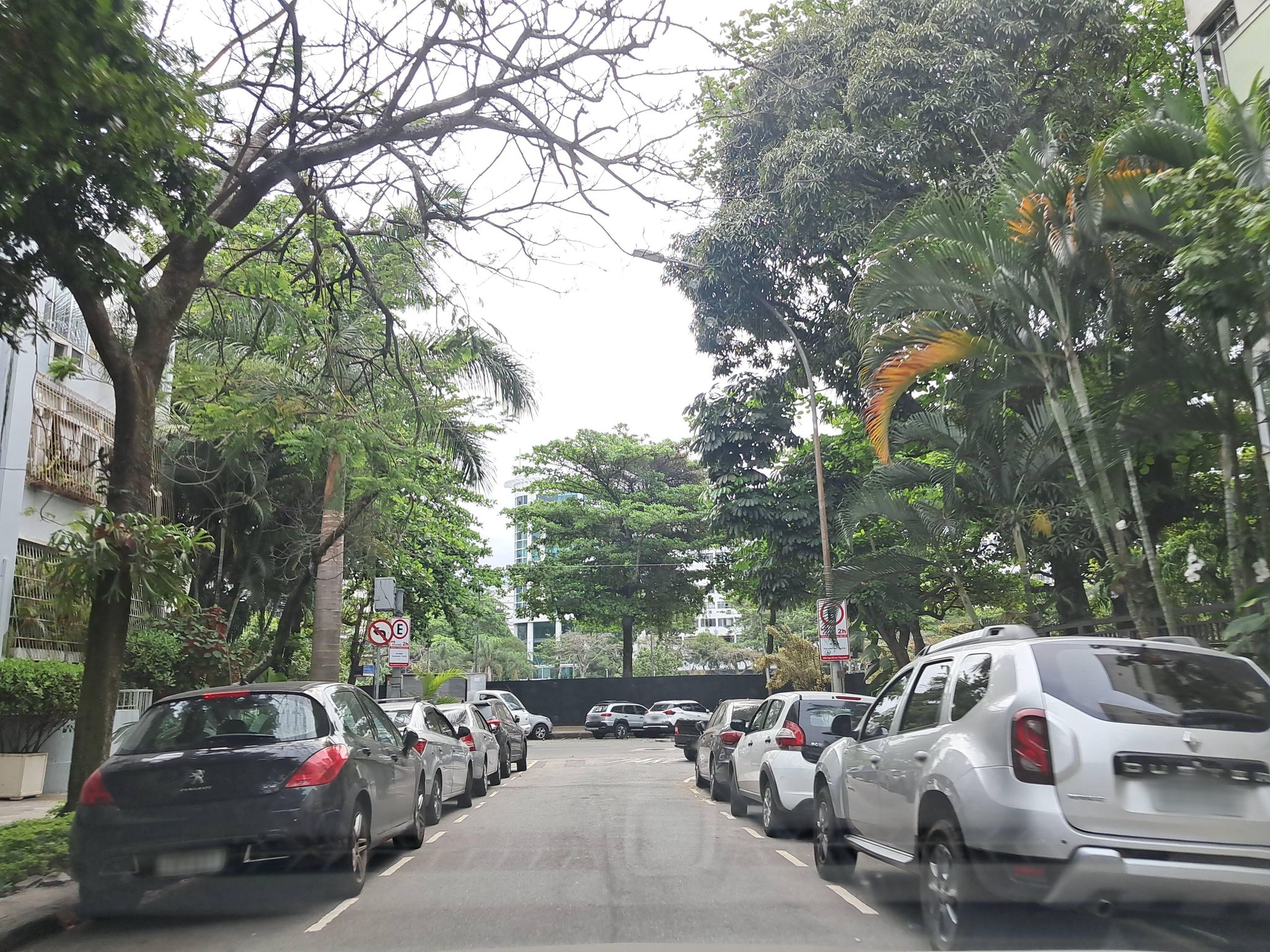 Street-level view near Edifício Lexington, Ipanema