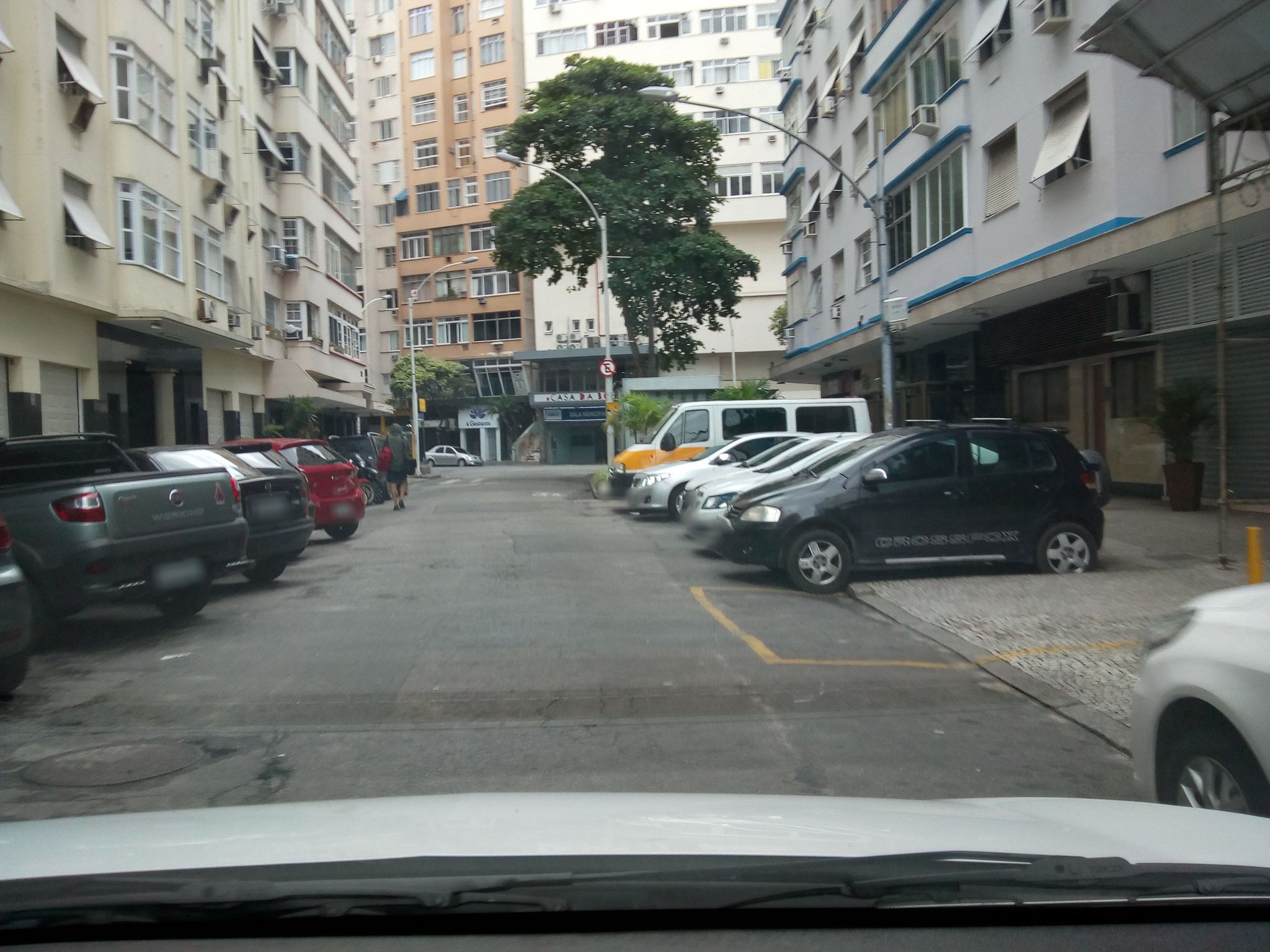 Street-level view near Edifício Liberator, Copacabana