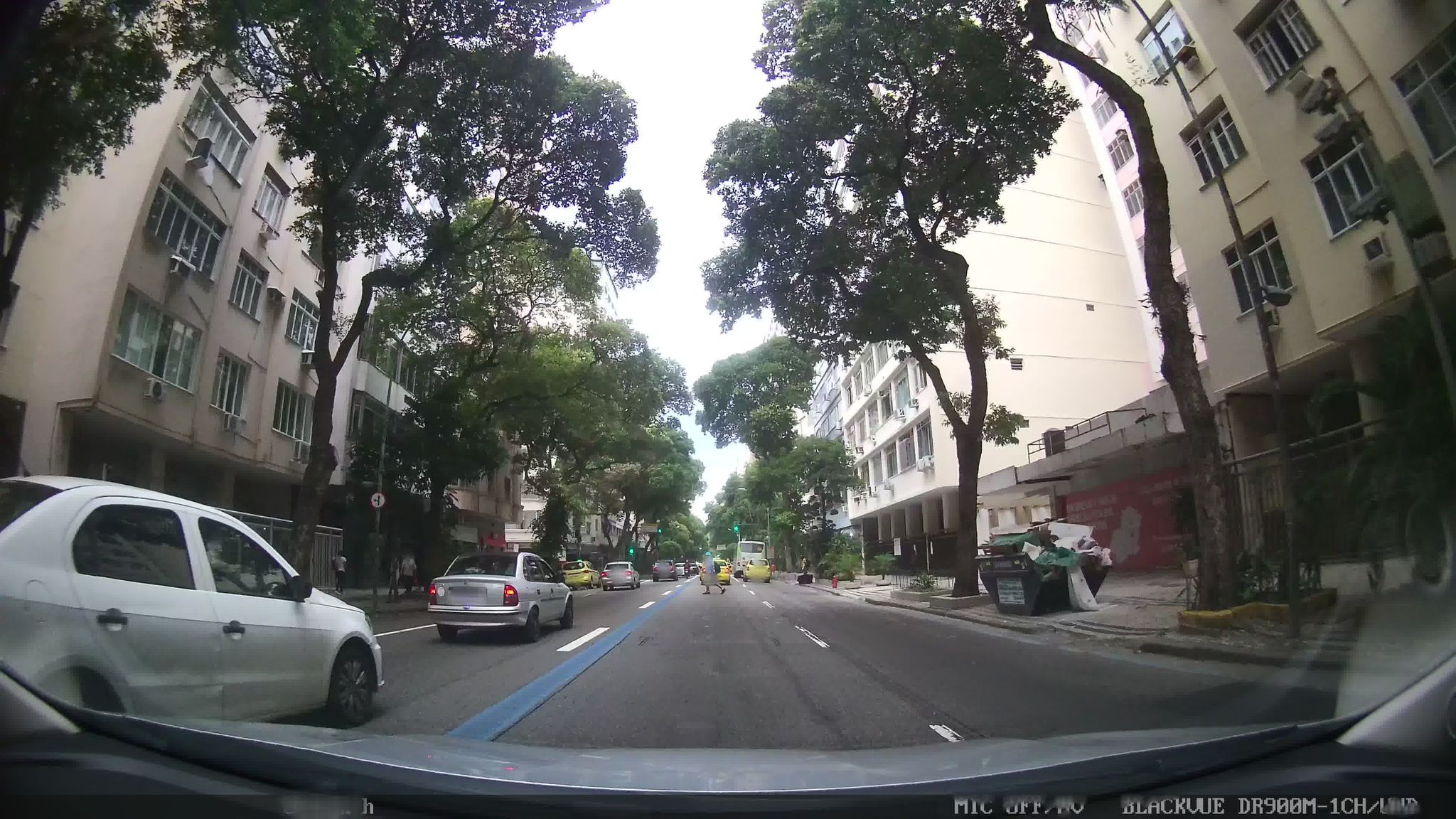 Street-level view near Edifício Lidomar, Copacabana
