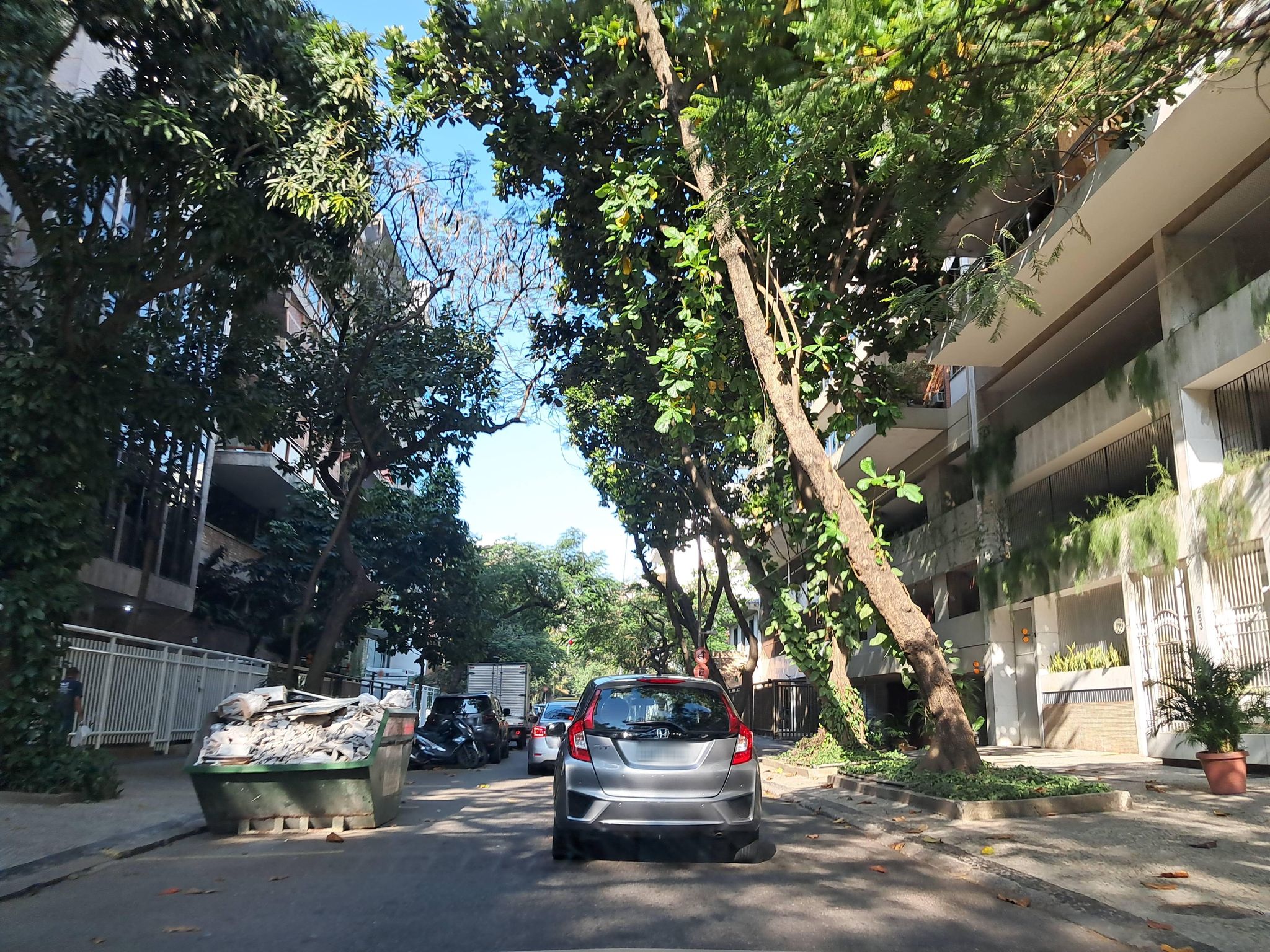 Street-level view near Edifício Lilian, Lagoa