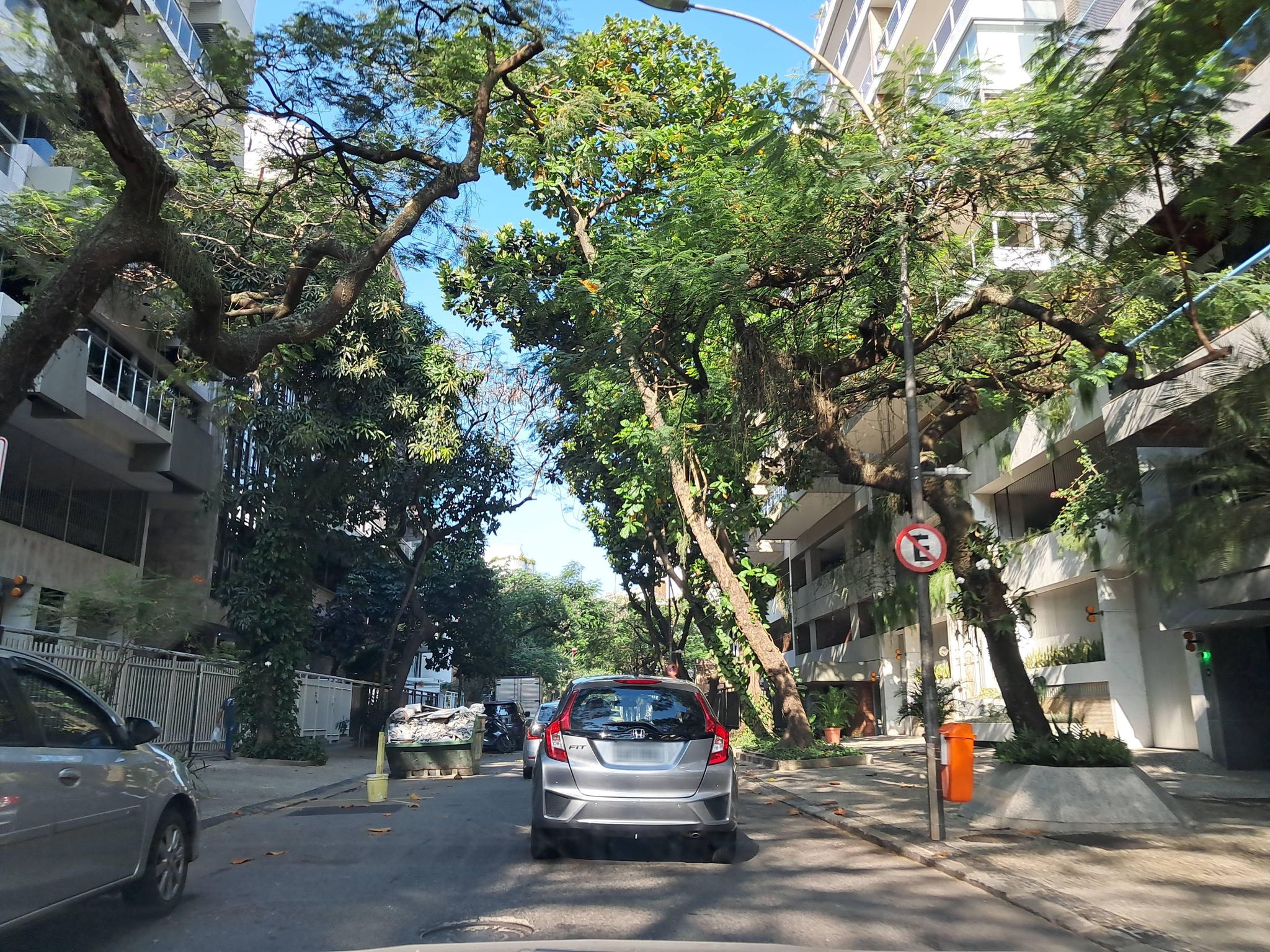 Street-level view near Edifício Lilian, Ipanema