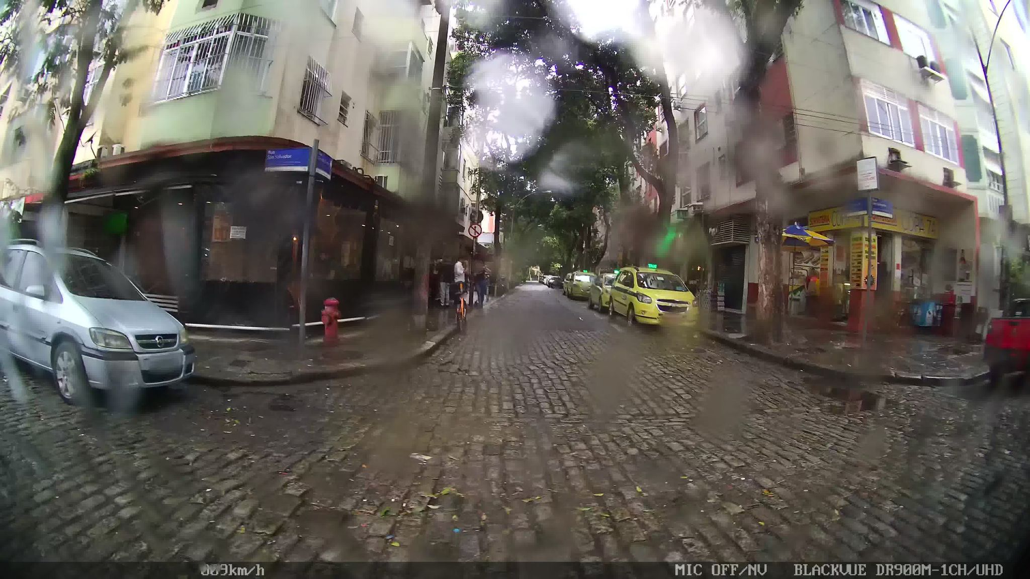Street-level view near Edifício Linda Veneza, Laranjeiras