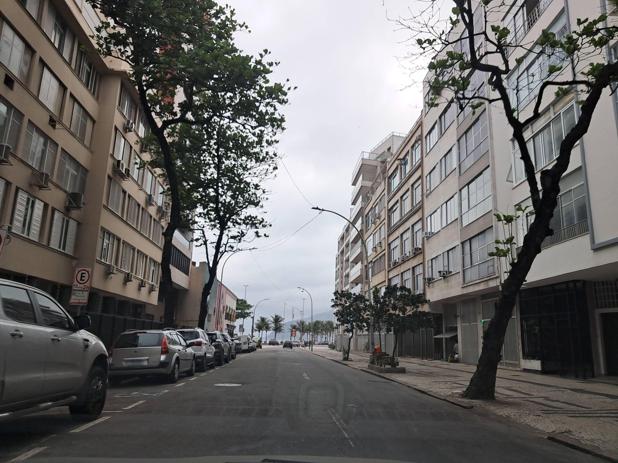 Street-level view near Edifício Lohner, Ipanema