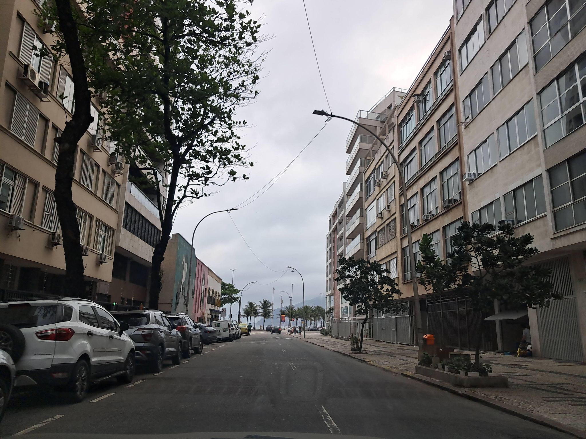 Street-level view near Edifício Lohner, Copacabana