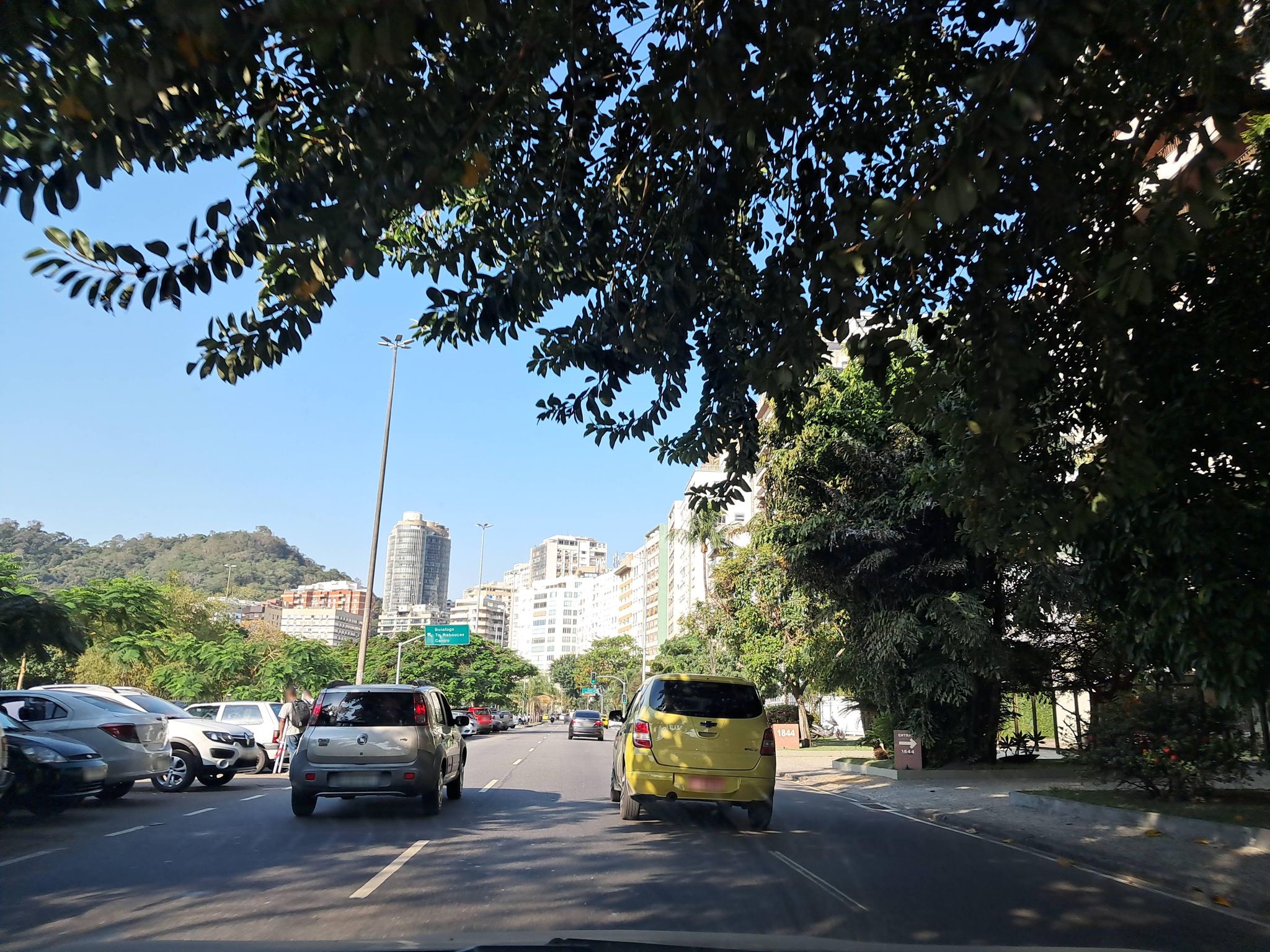 Street-level view near Edifício Lombardia, Lagoa