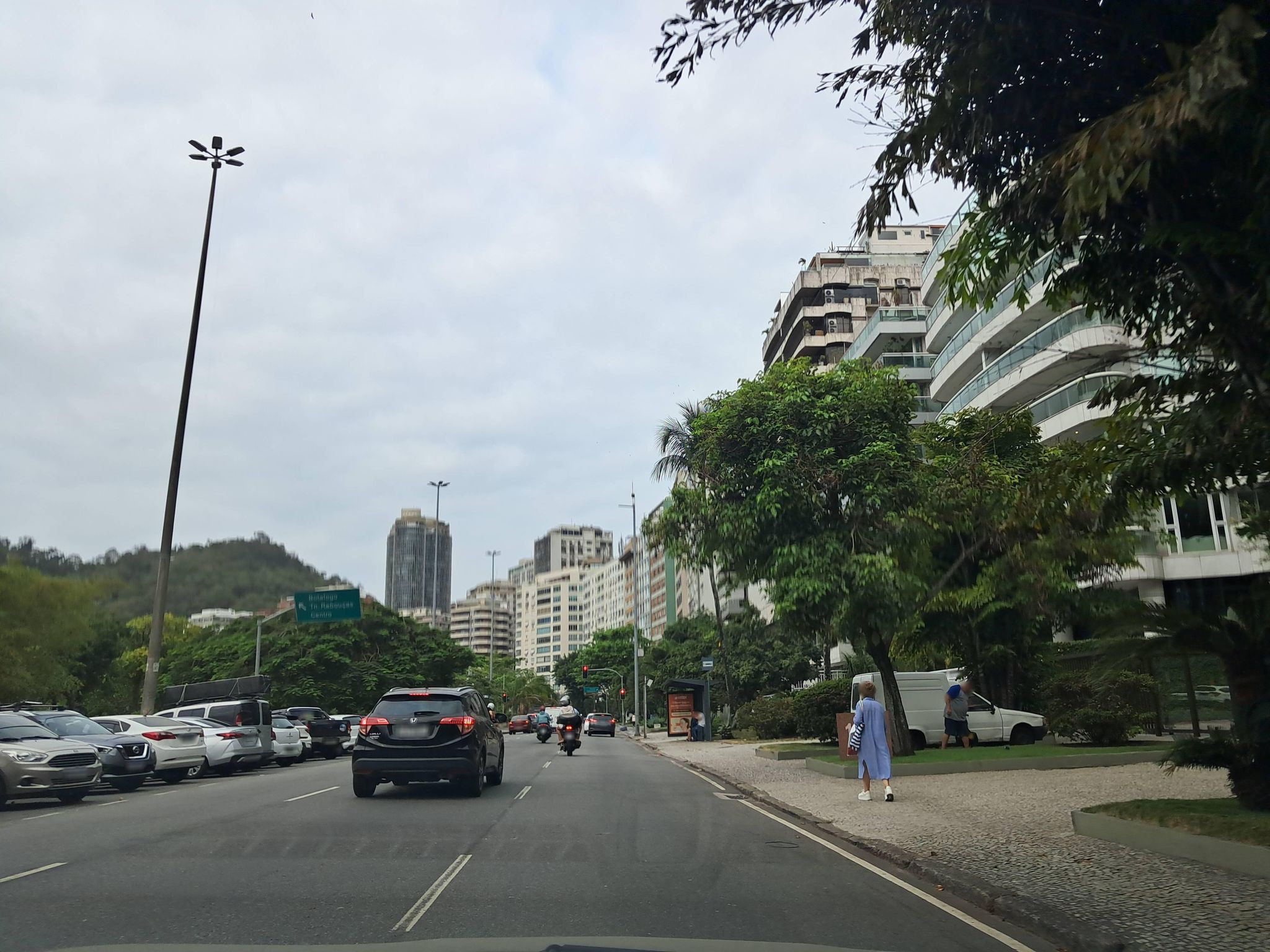 Street-level view near Edifício Lombardia, Ipanema
