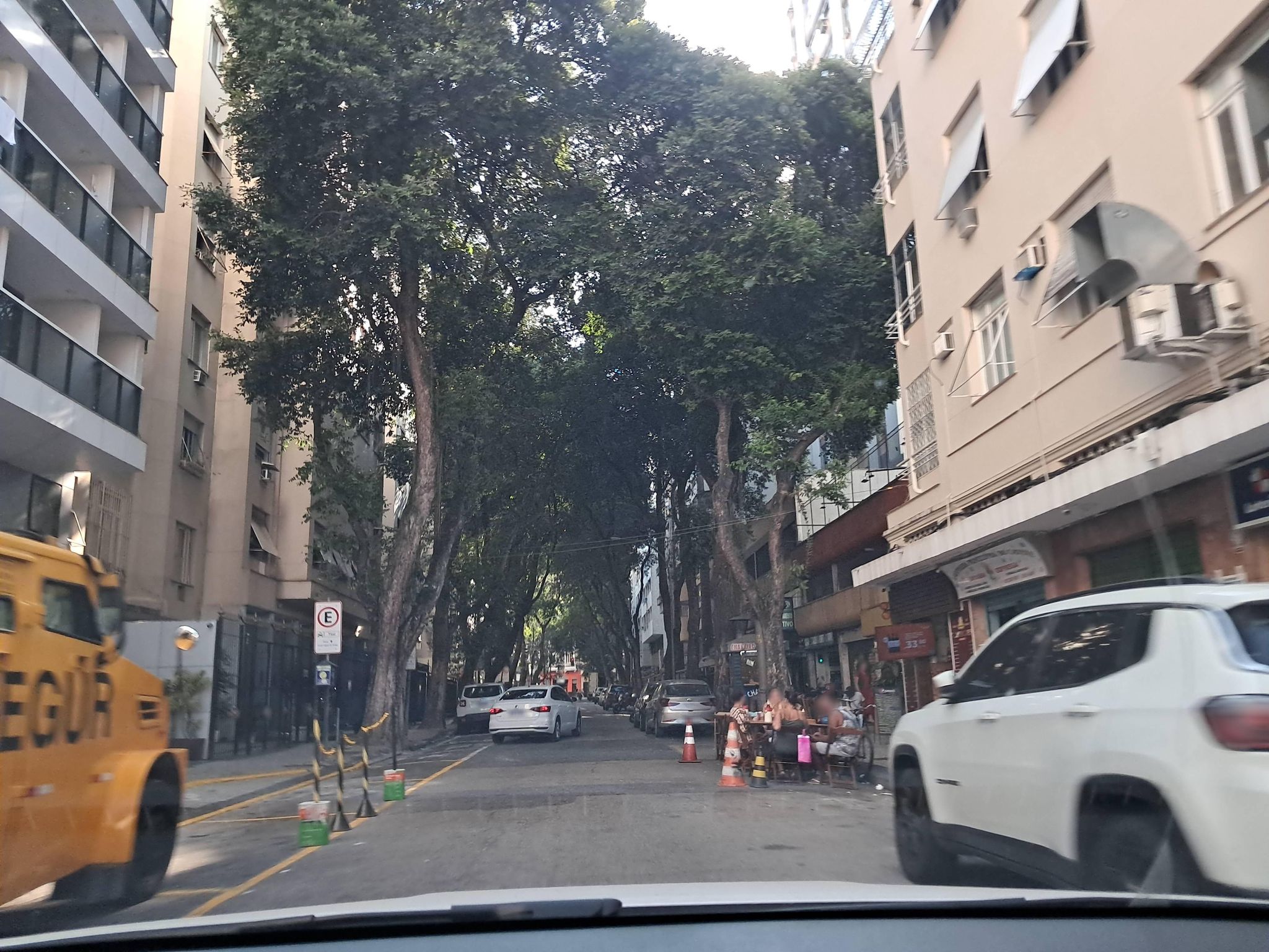 Street-level view near Edifício Lord Arnold, Catete