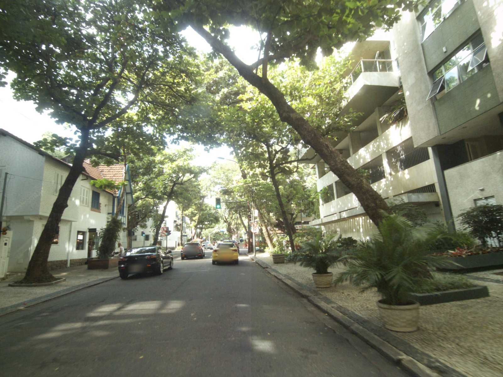 Street-level view near Edifício Loreto, Ipanema