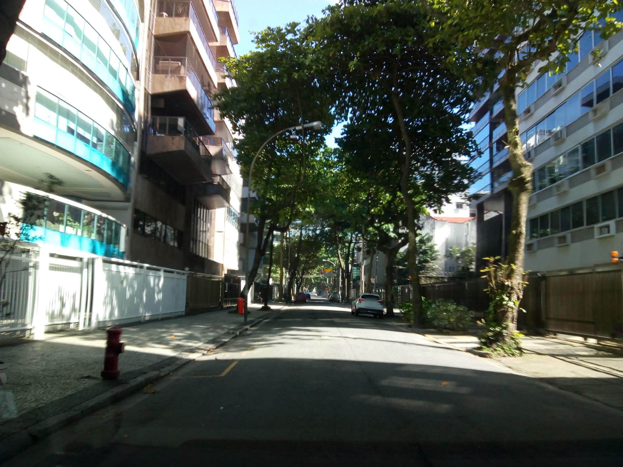 Street-level view near Edifício Loris, Leblon