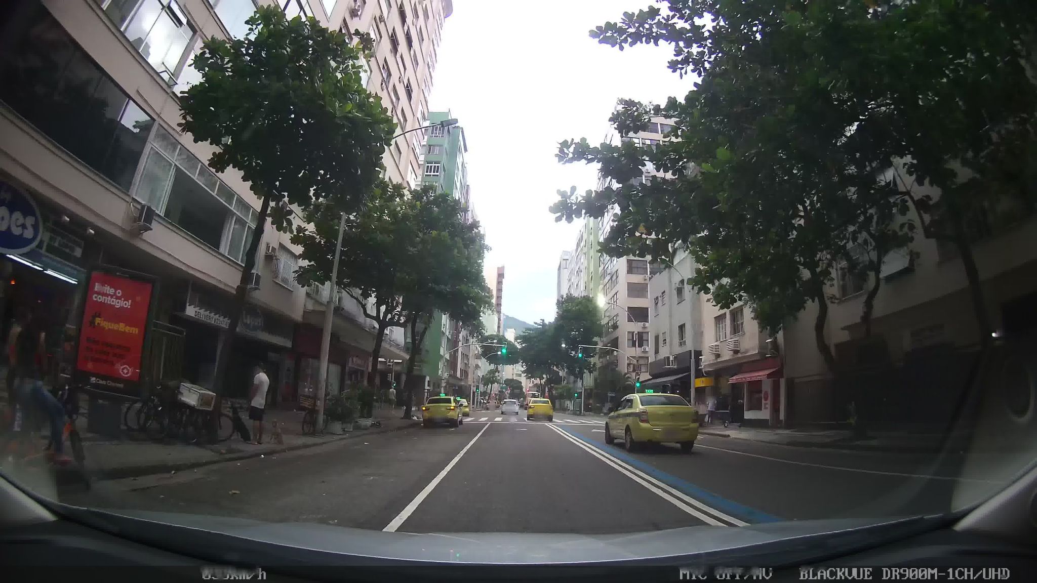 Street-level view near Edifício Los Angeles, Copacabana