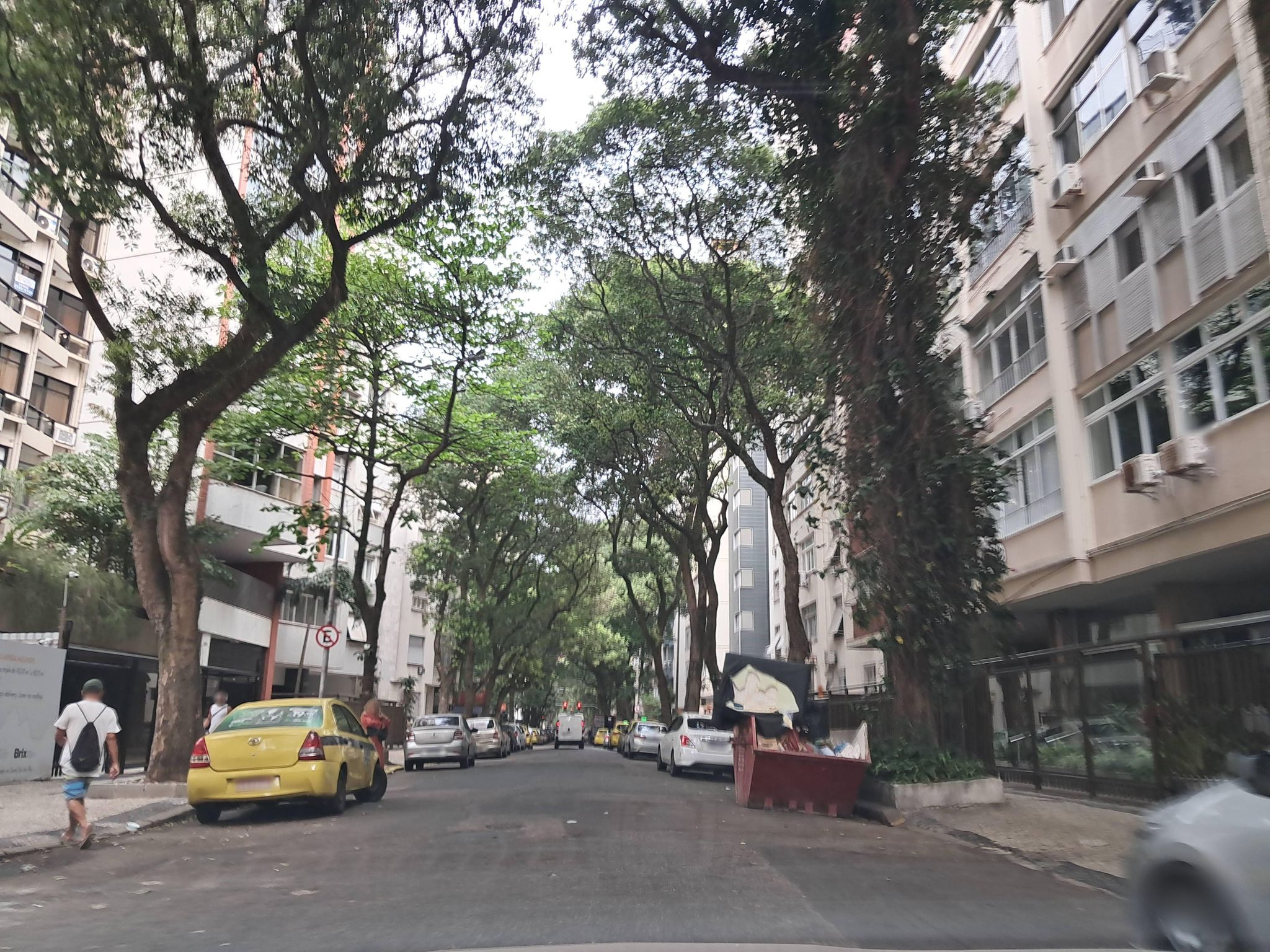 Street-level view near Edifício Lotus, Copacabana