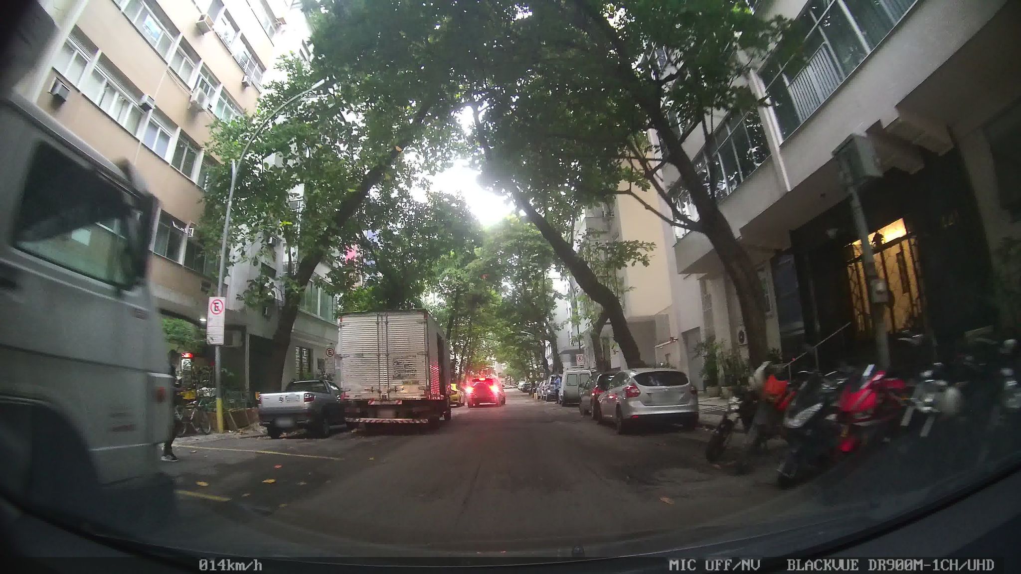 Street-level view near Edifício Luar, Leme