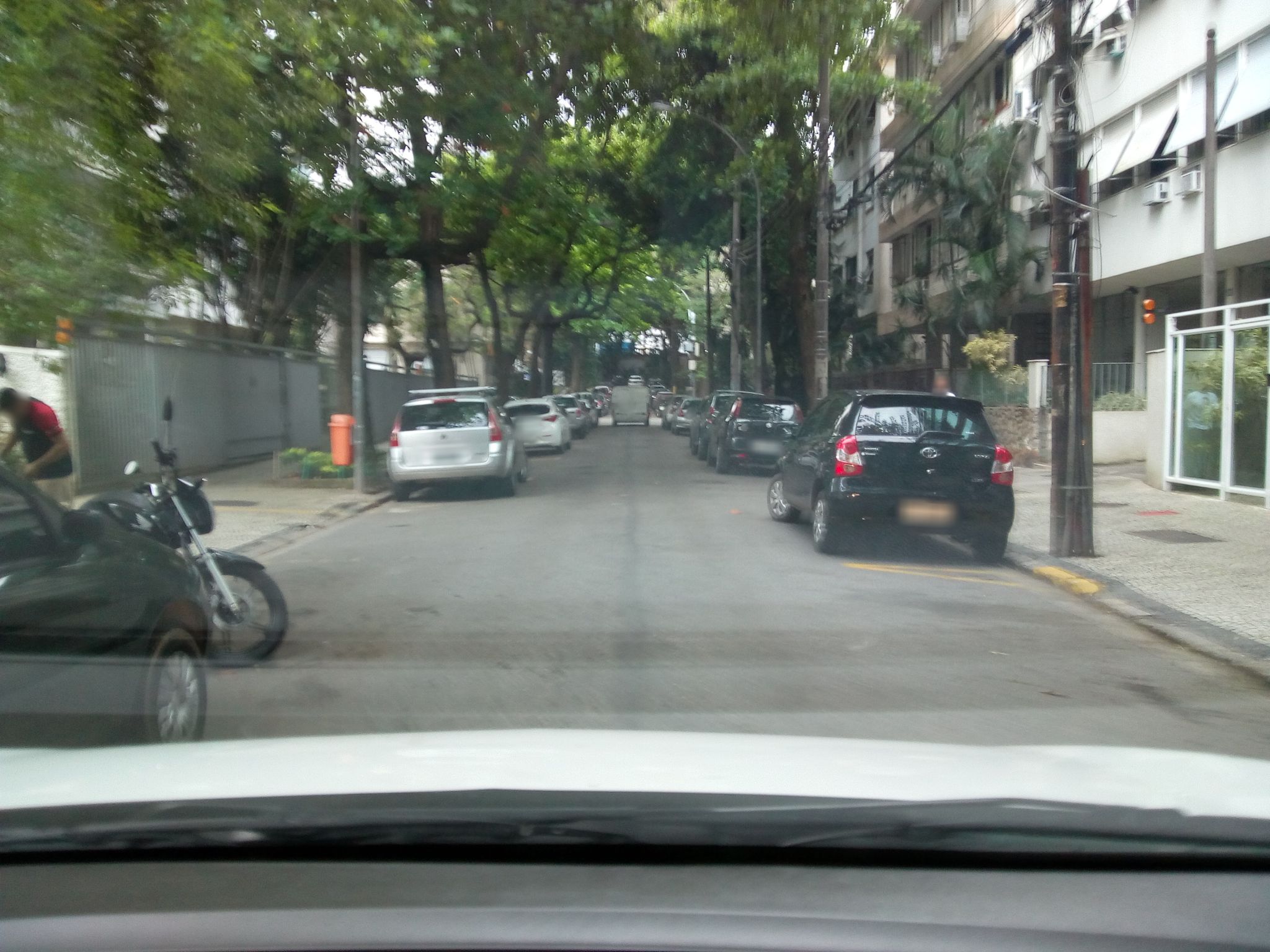 Street-level view near Edifício Lucas Cranoch, Leblon