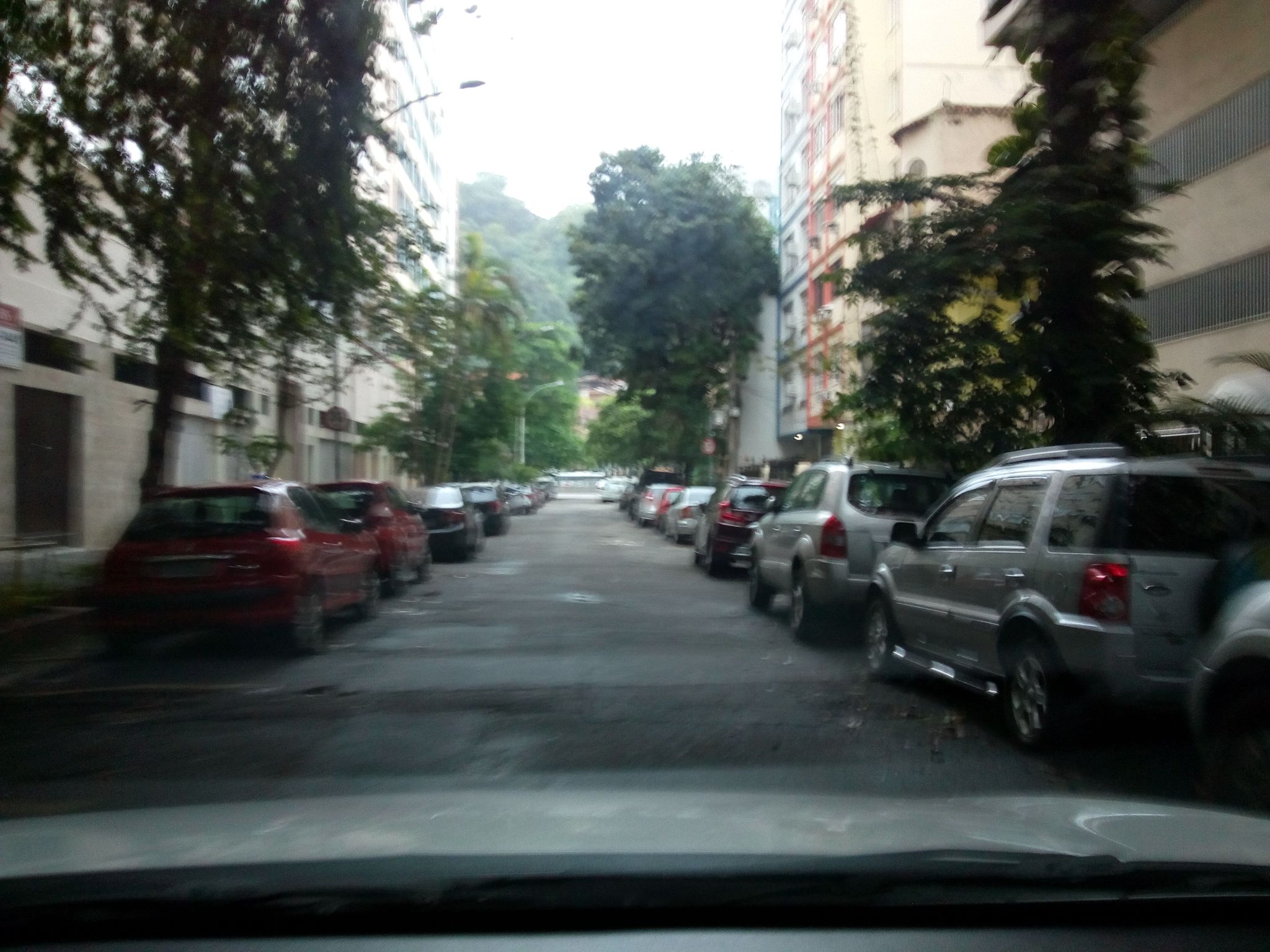 Street-level view near Edifício Lucia, Copacabana