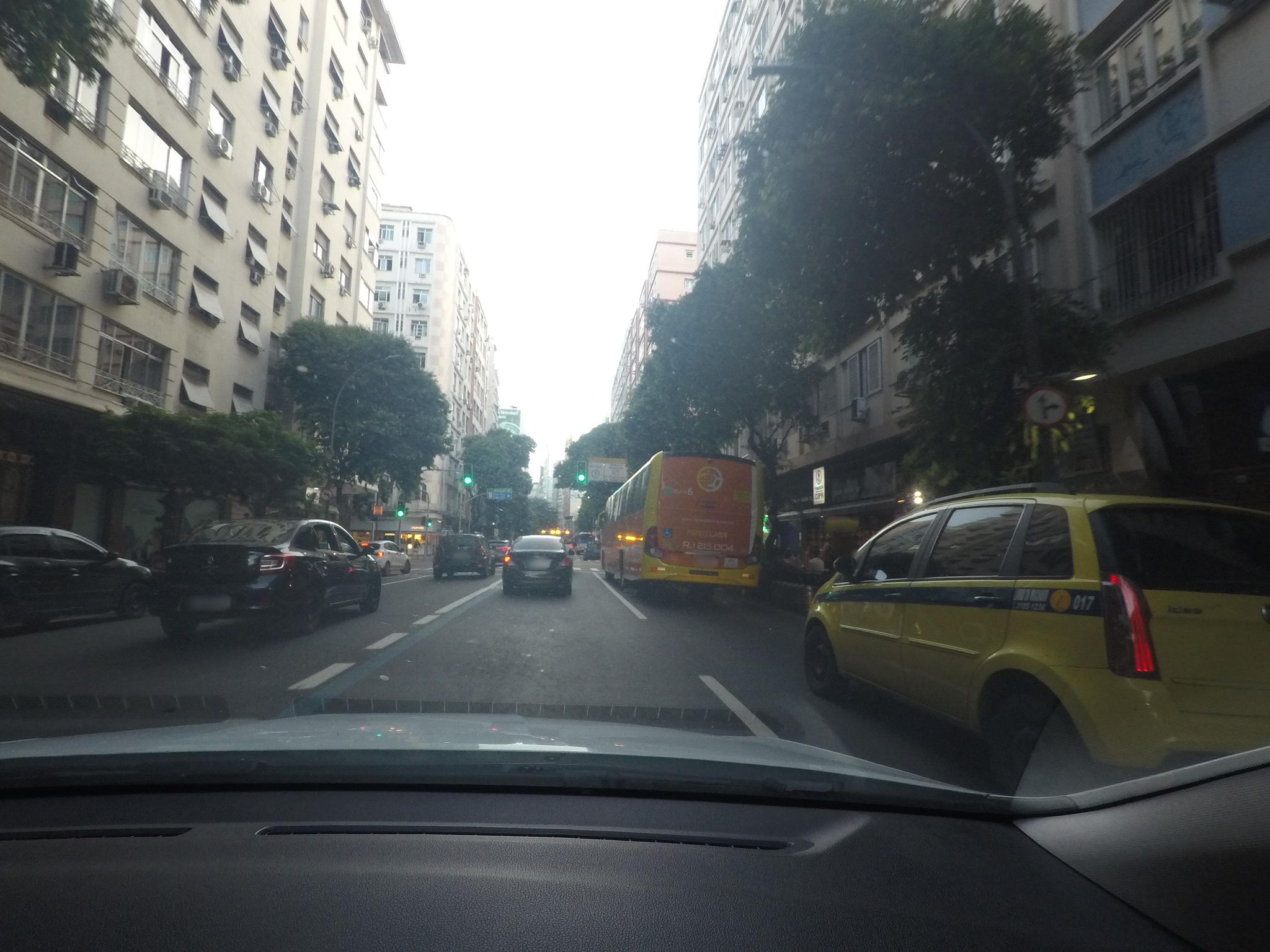 Street-level view near Edifício Lucie Danon, Copacabana