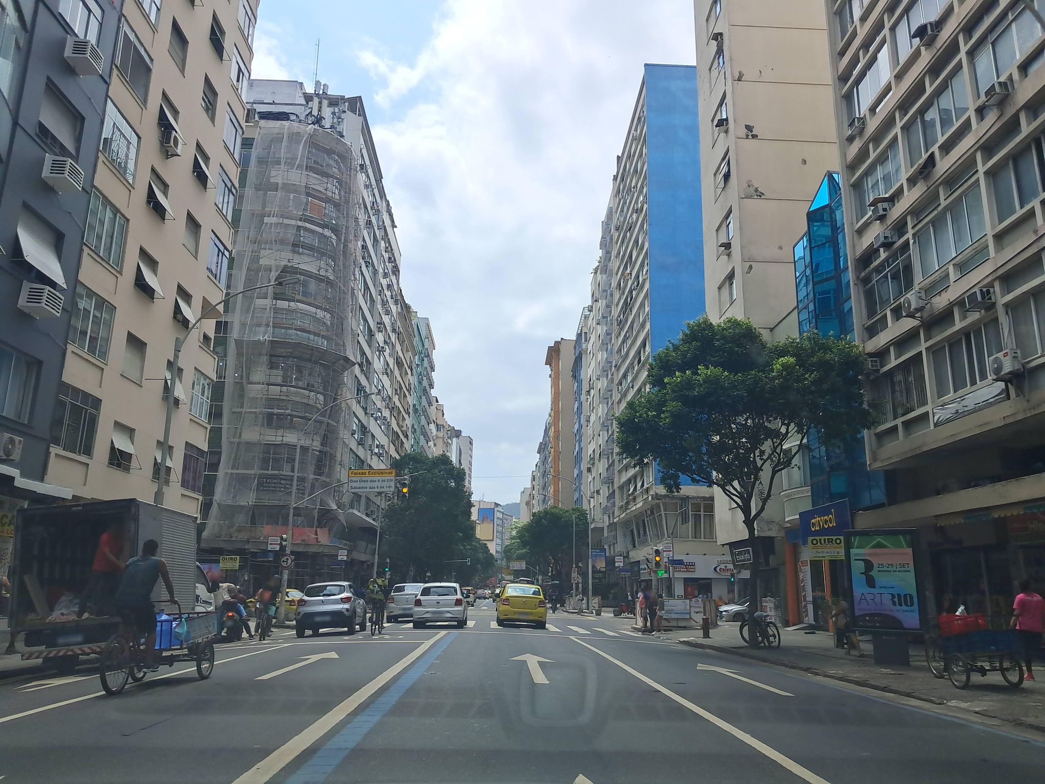 Street-level view near Edifício Lucy Luiz Claudio, Leme