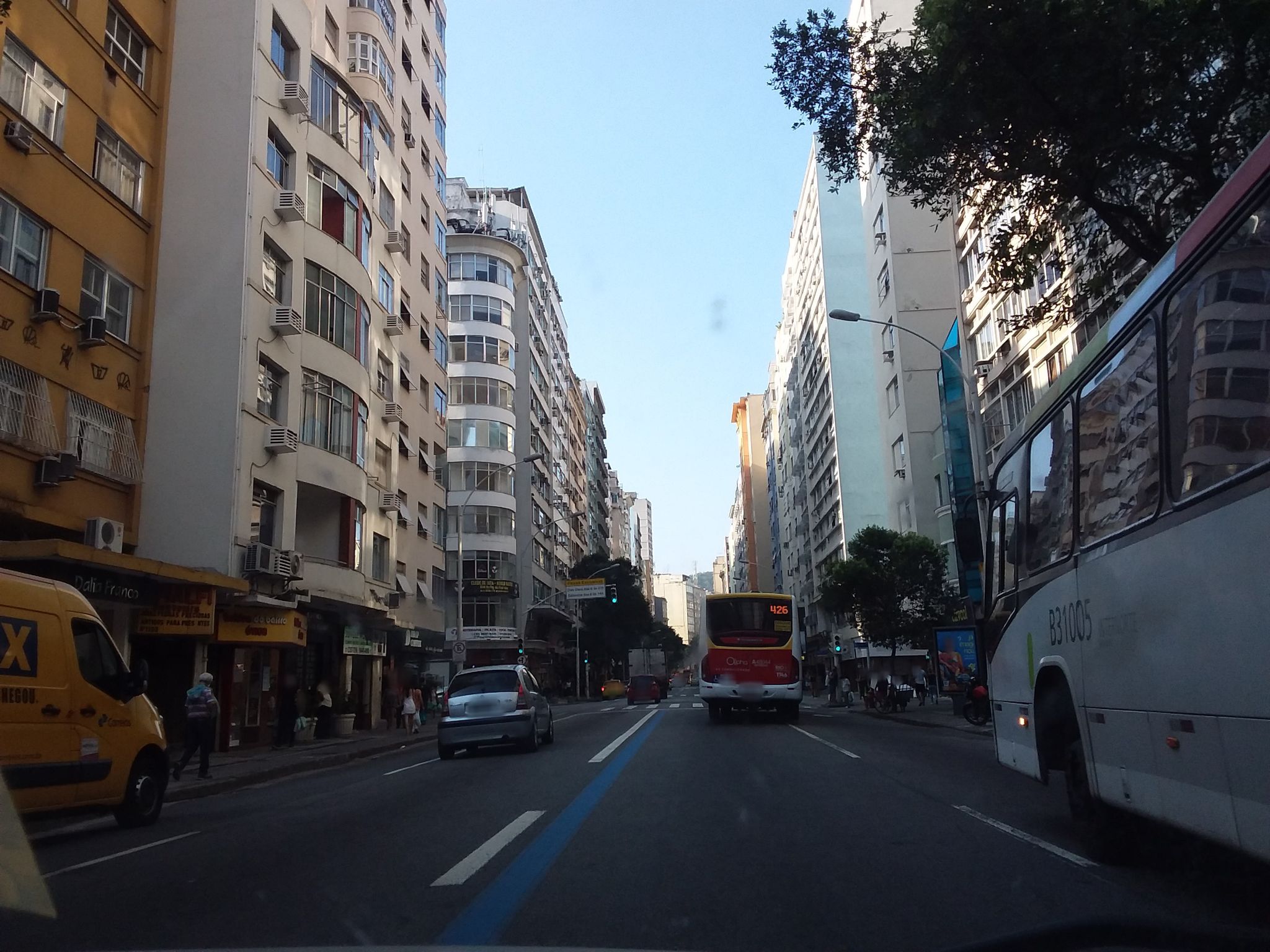Street-level view near Edifício Lucy Luiz Claudio, Copacabana