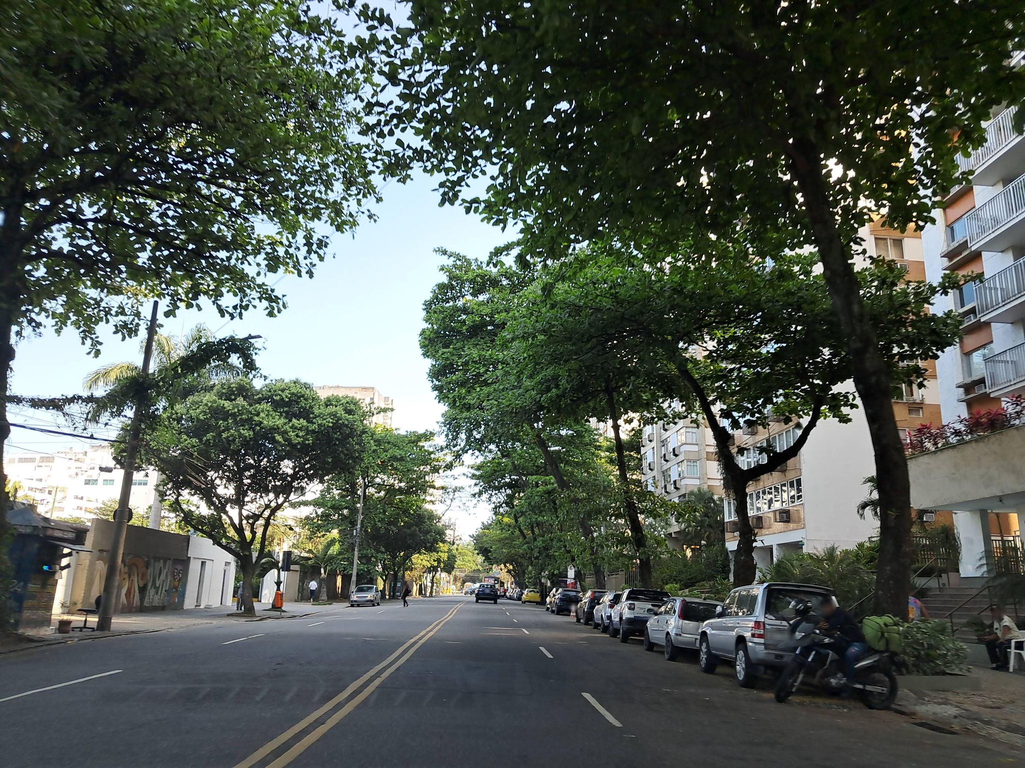 Street-level view near Edifício Lugano, Lagoa