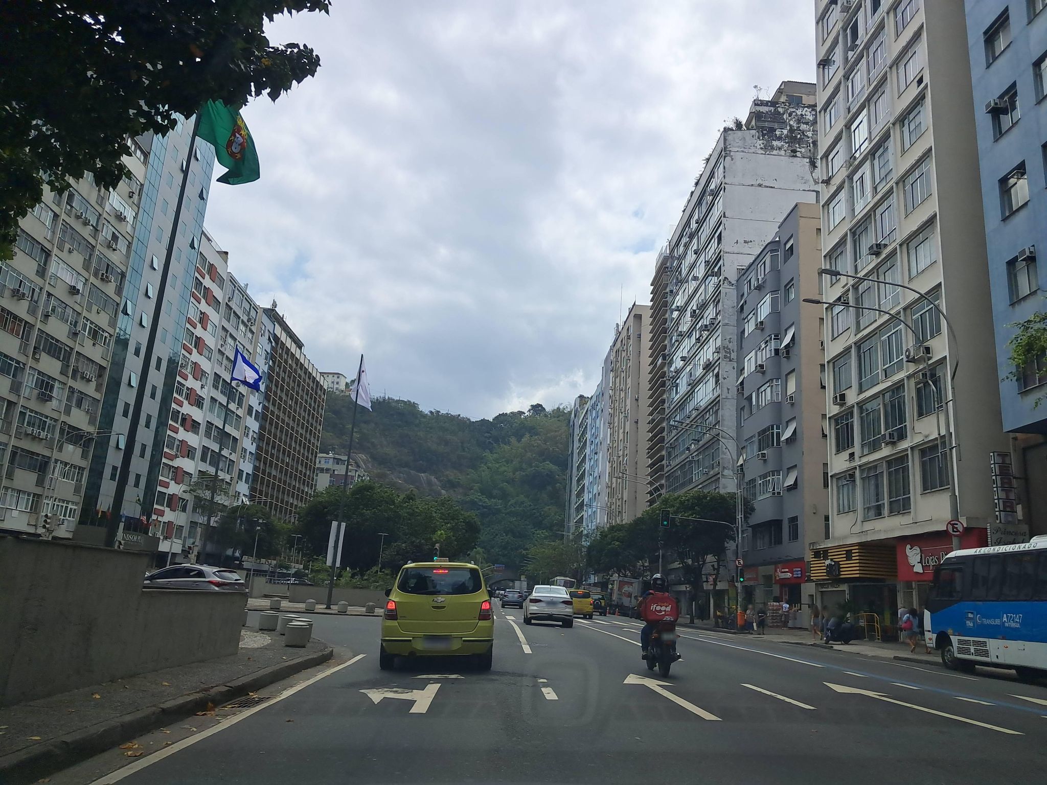Street-level view near Edifício Luiz Tomás, Copacabana