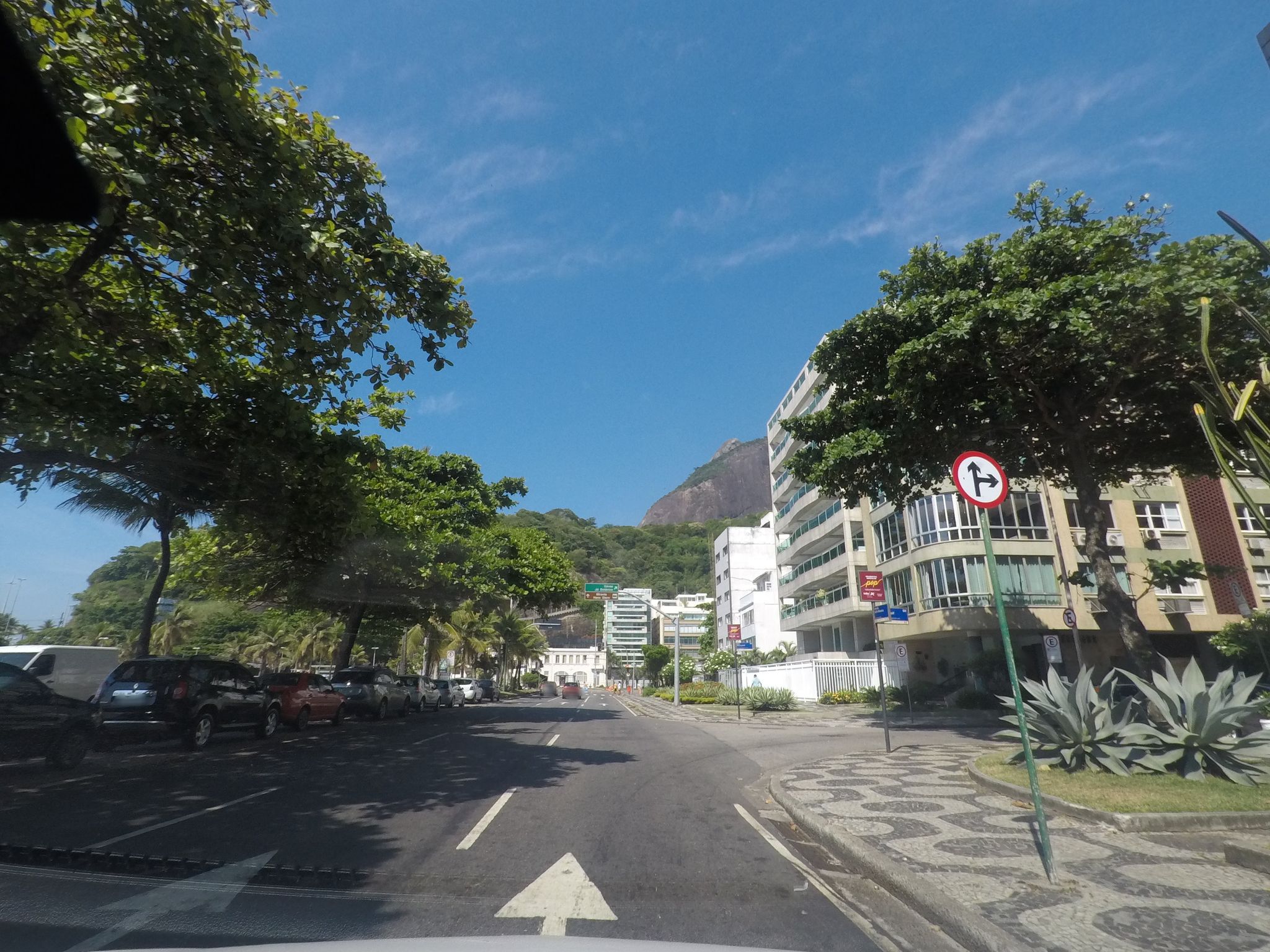 Street-level view near Edifício Luiza, Ipanema