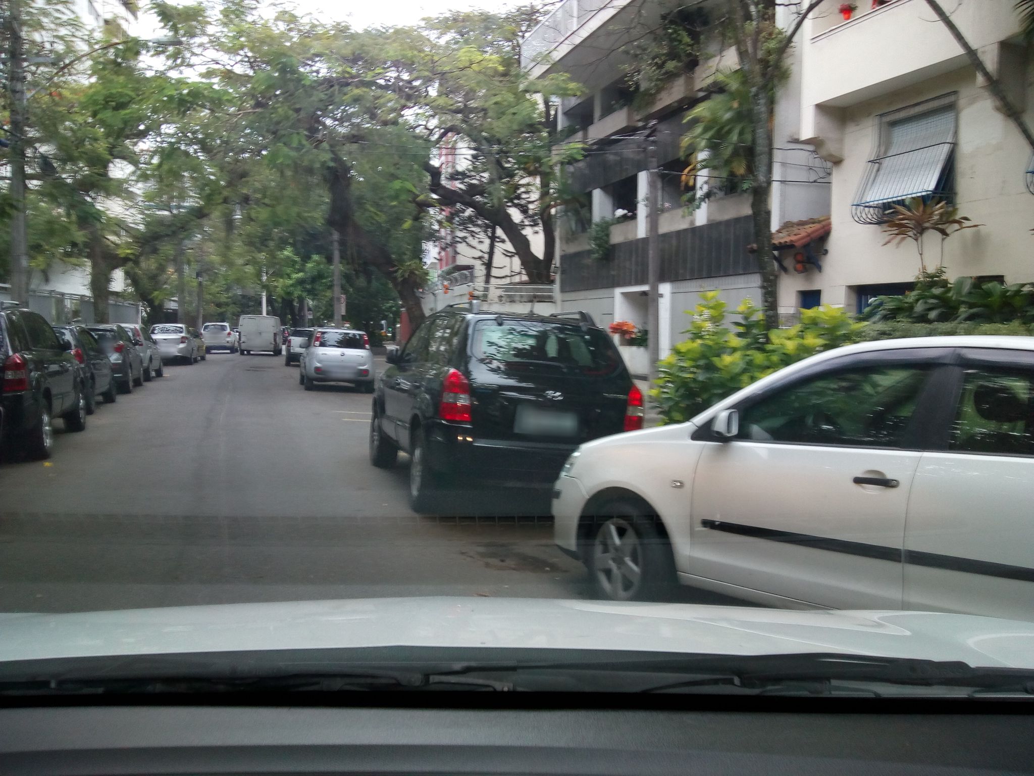Street-level view near Edifício Lurer, Leblon