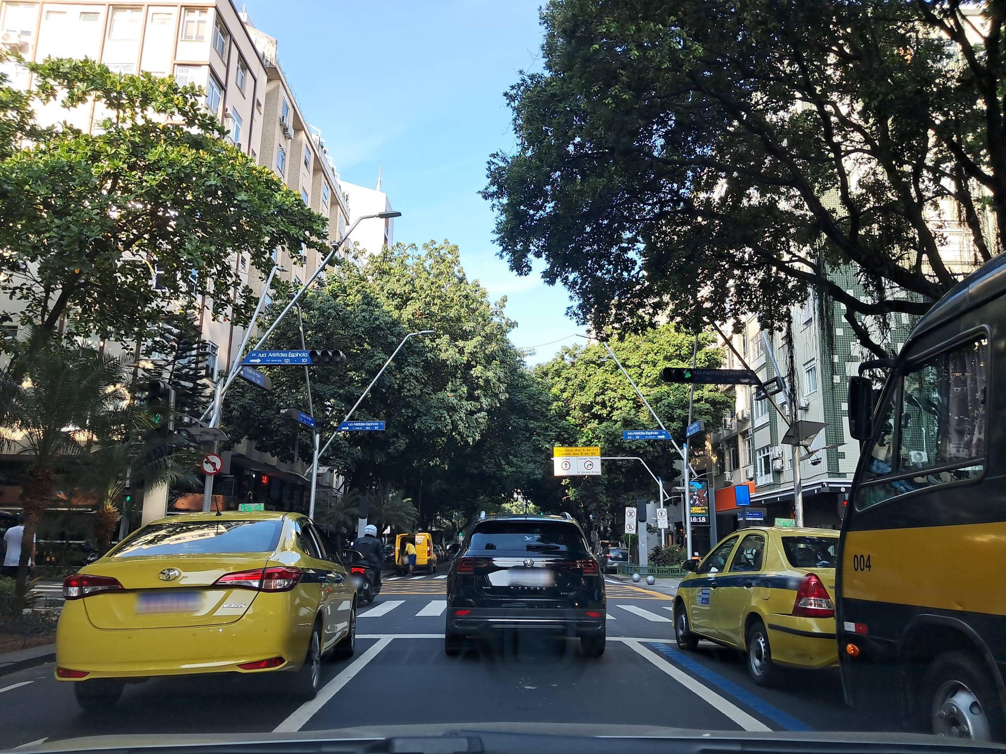 Street-level view near Edifício Luz Toledo, Leblon