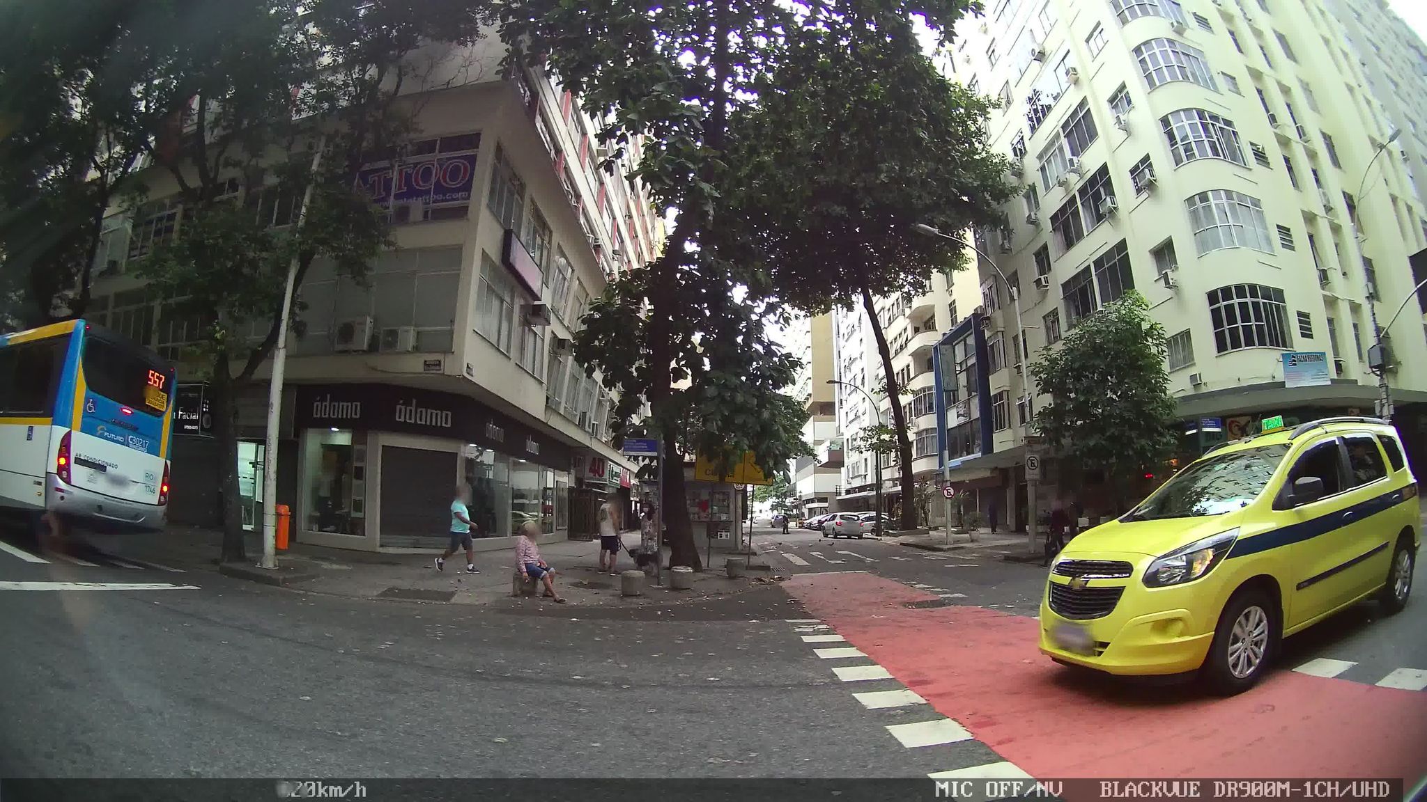 Street-level view near Edifício Lysia, Copacabana