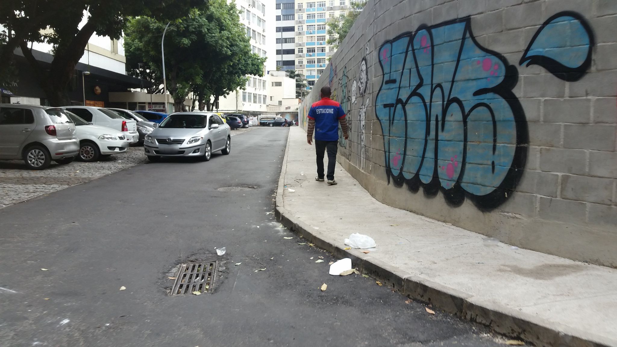 Street-level view near Edifício Machado de Assis, Catete