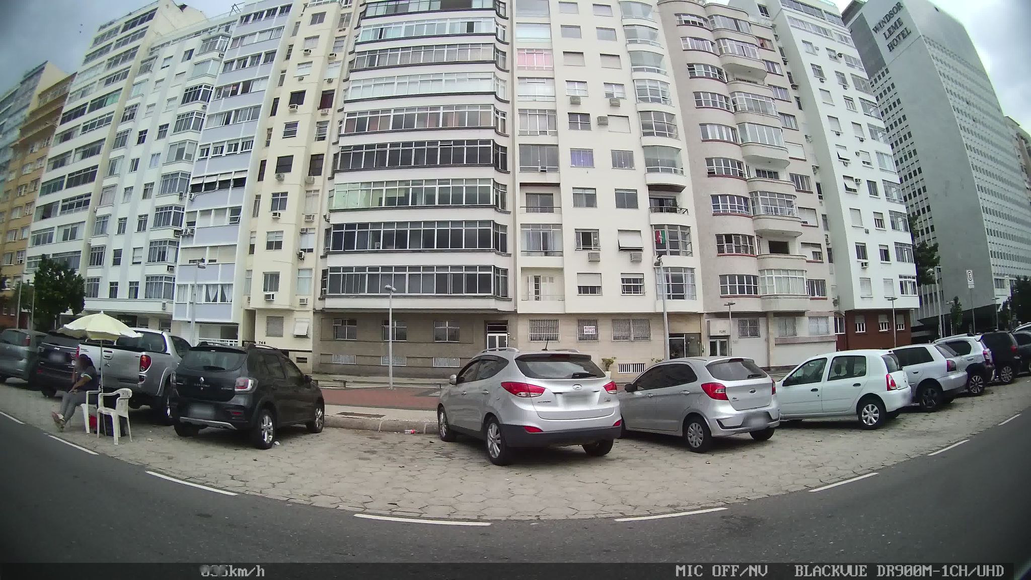 Street-level view near Edifício Macqueripe, Leme