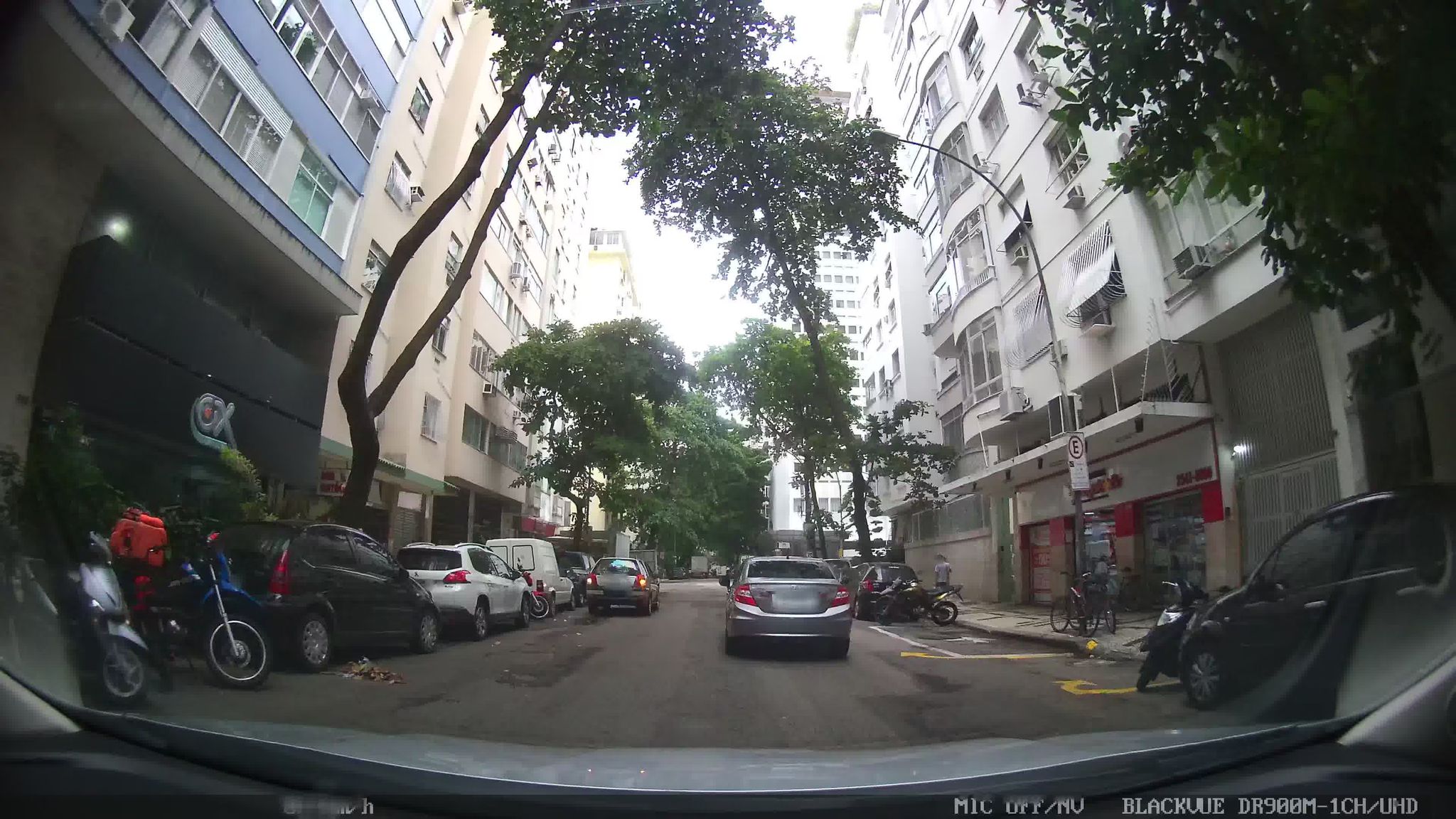 Street-level view near Edifício Macqueripe, Copacabana