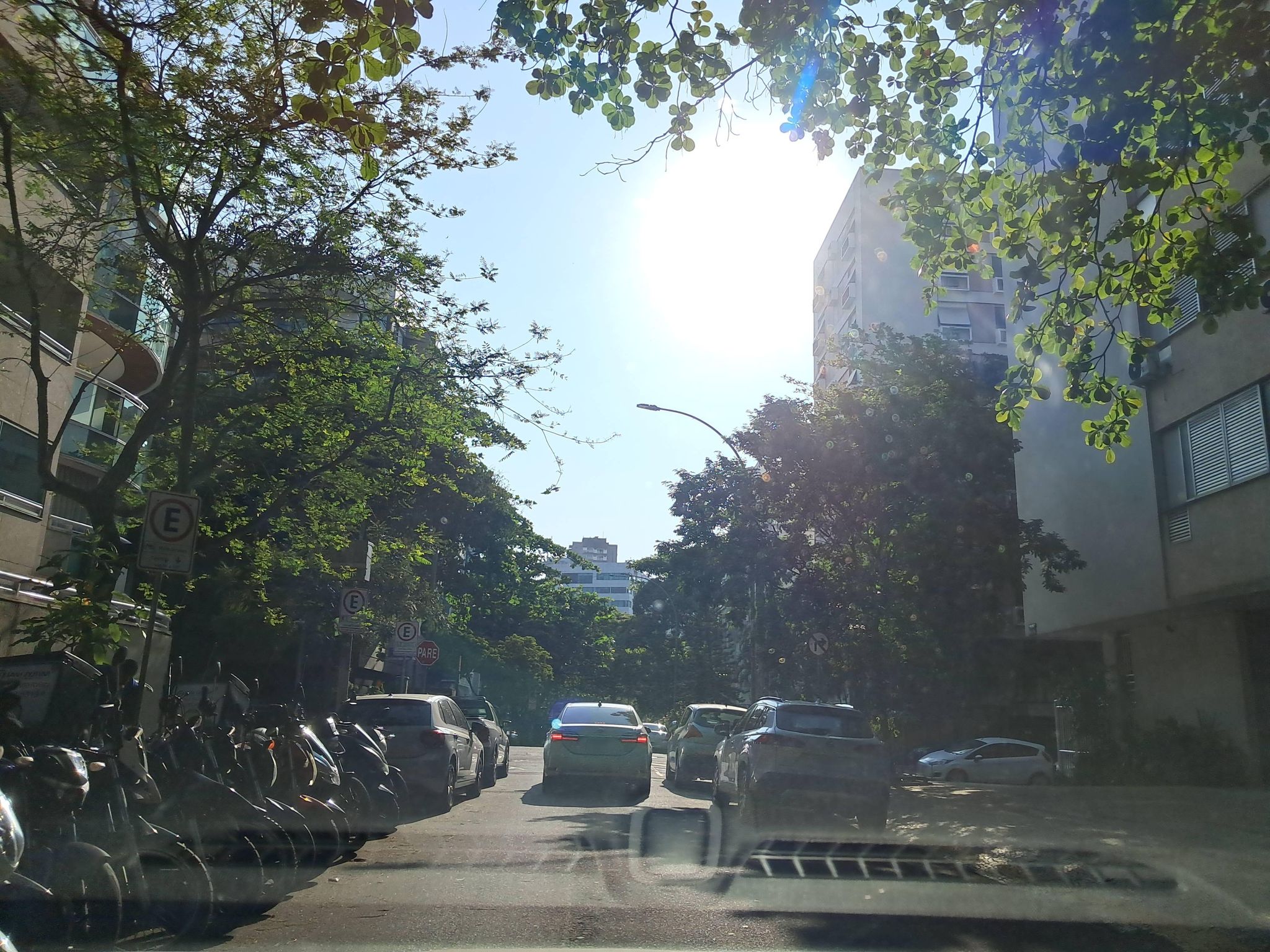 Street-level view near Edifício Madalene, Ipanema