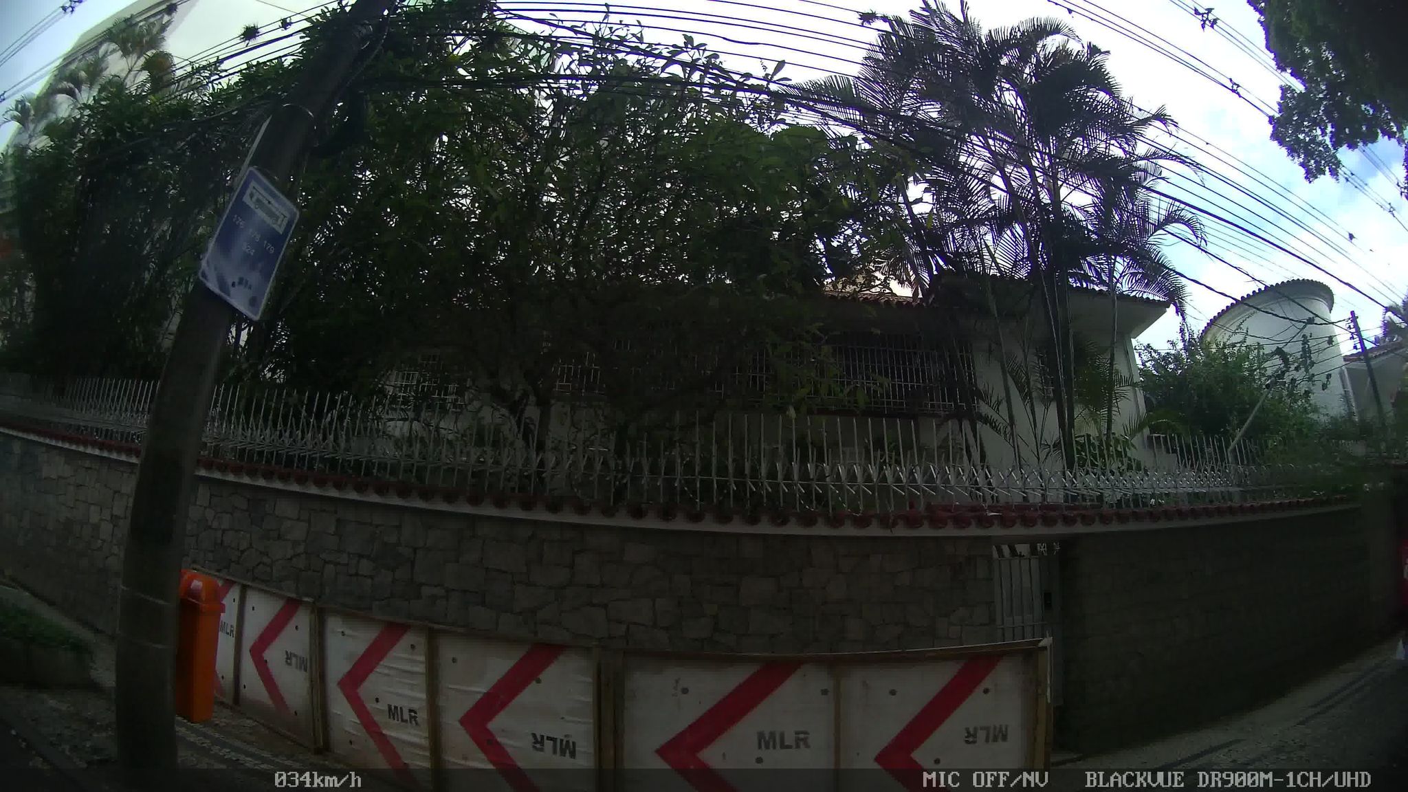 Street-level view near Edifício Madfugal, Gávea