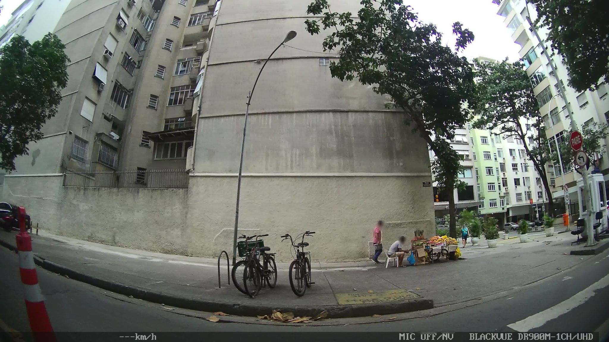 Street-level view near Edifício Magalhães Castro, Leme