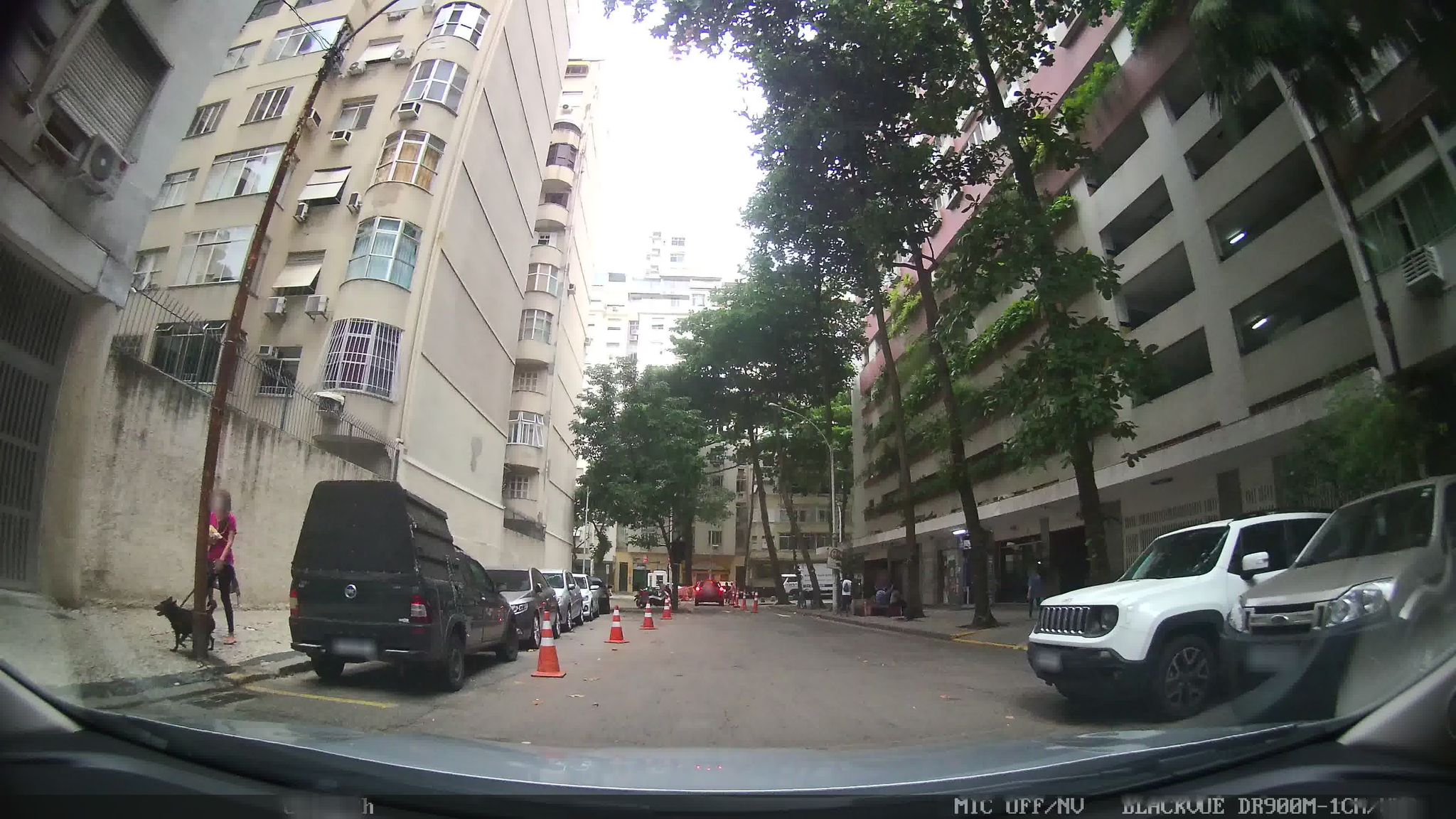 Street-level view near Edifício Magalhães Castro, Copacabana