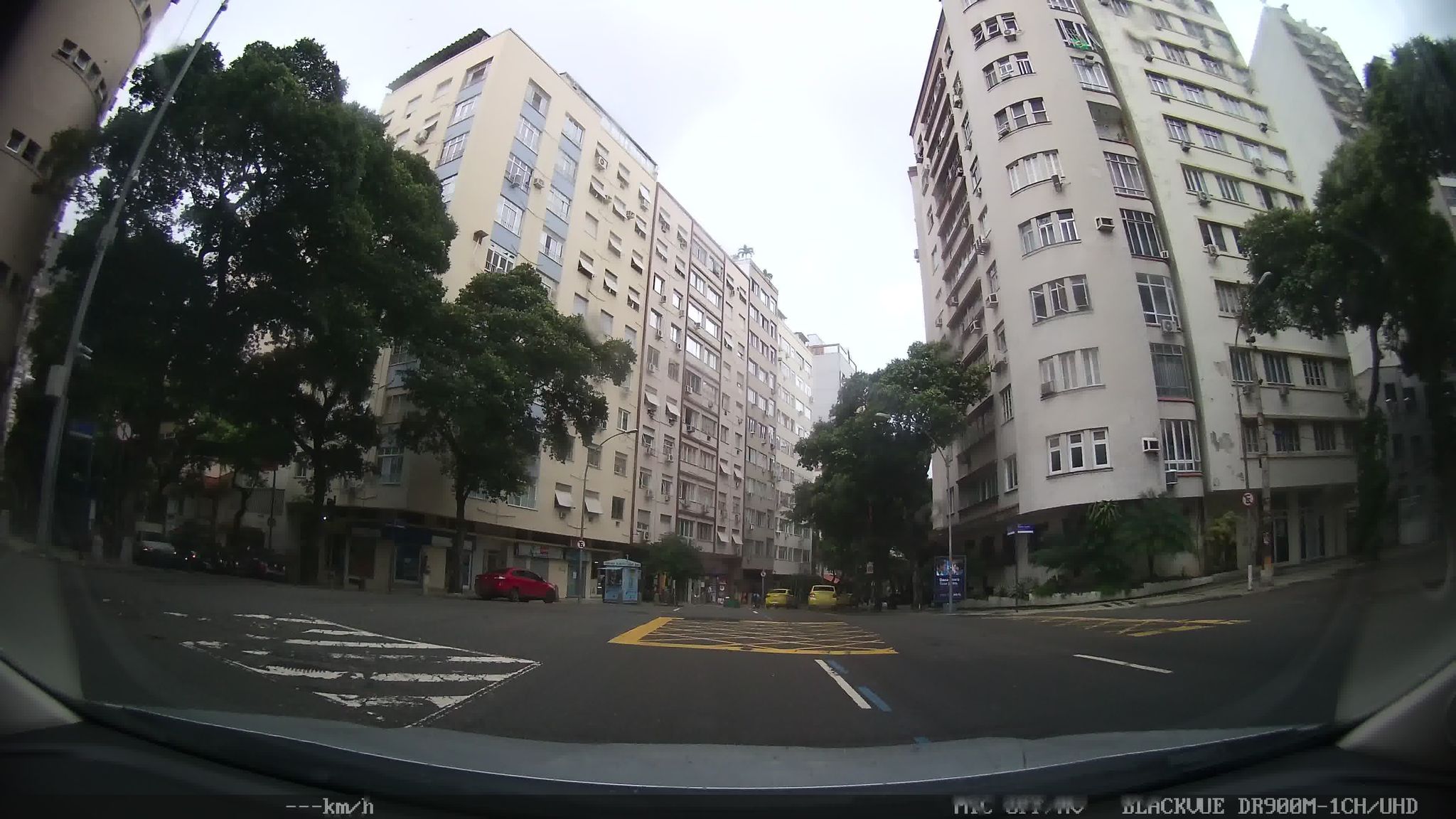 Street-level view near Edifício Magarinos, Copacabana