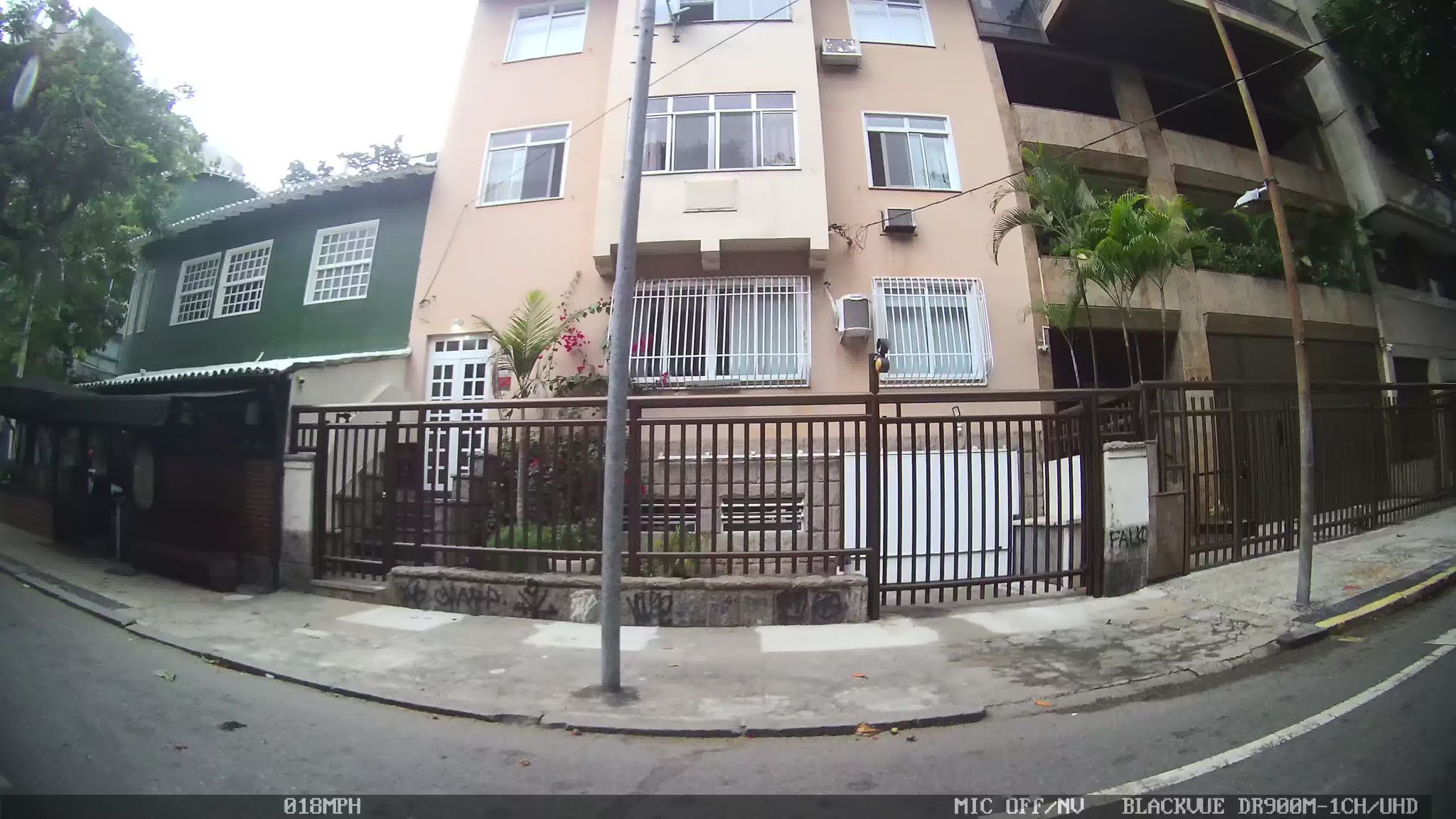Street-level view near Edifício Maison du Soleil, Leblon